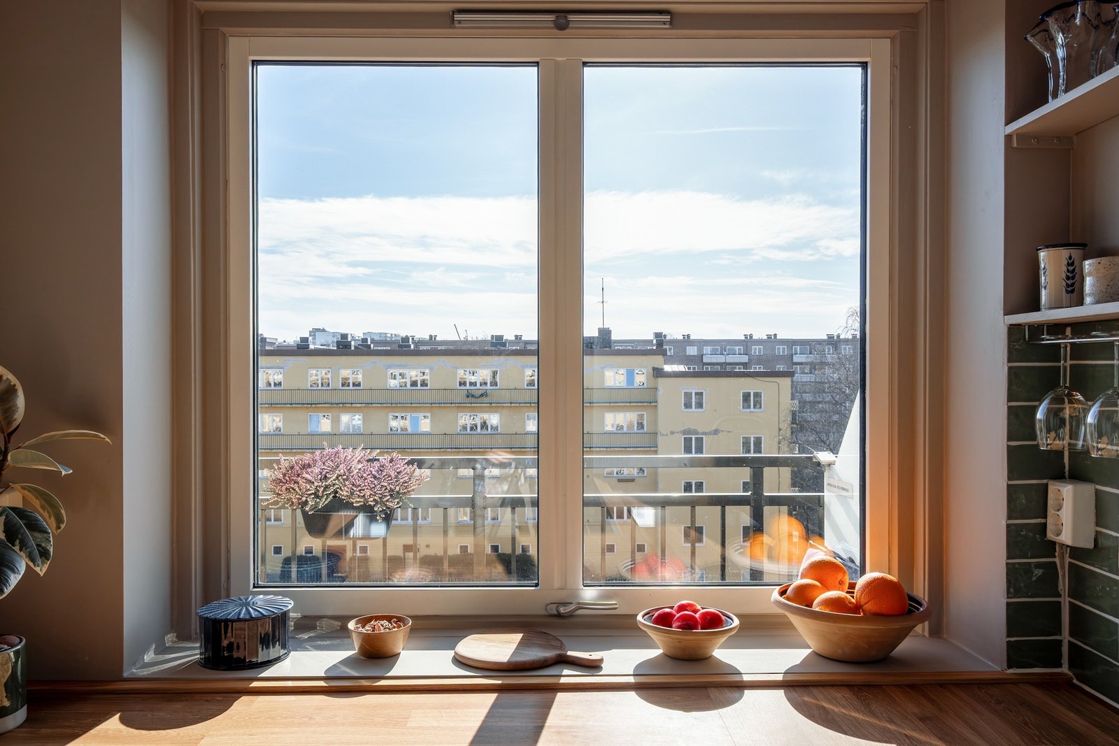 Kjøkkenet har masse av lysinnslipp med en herlig utsikt Galleribilde