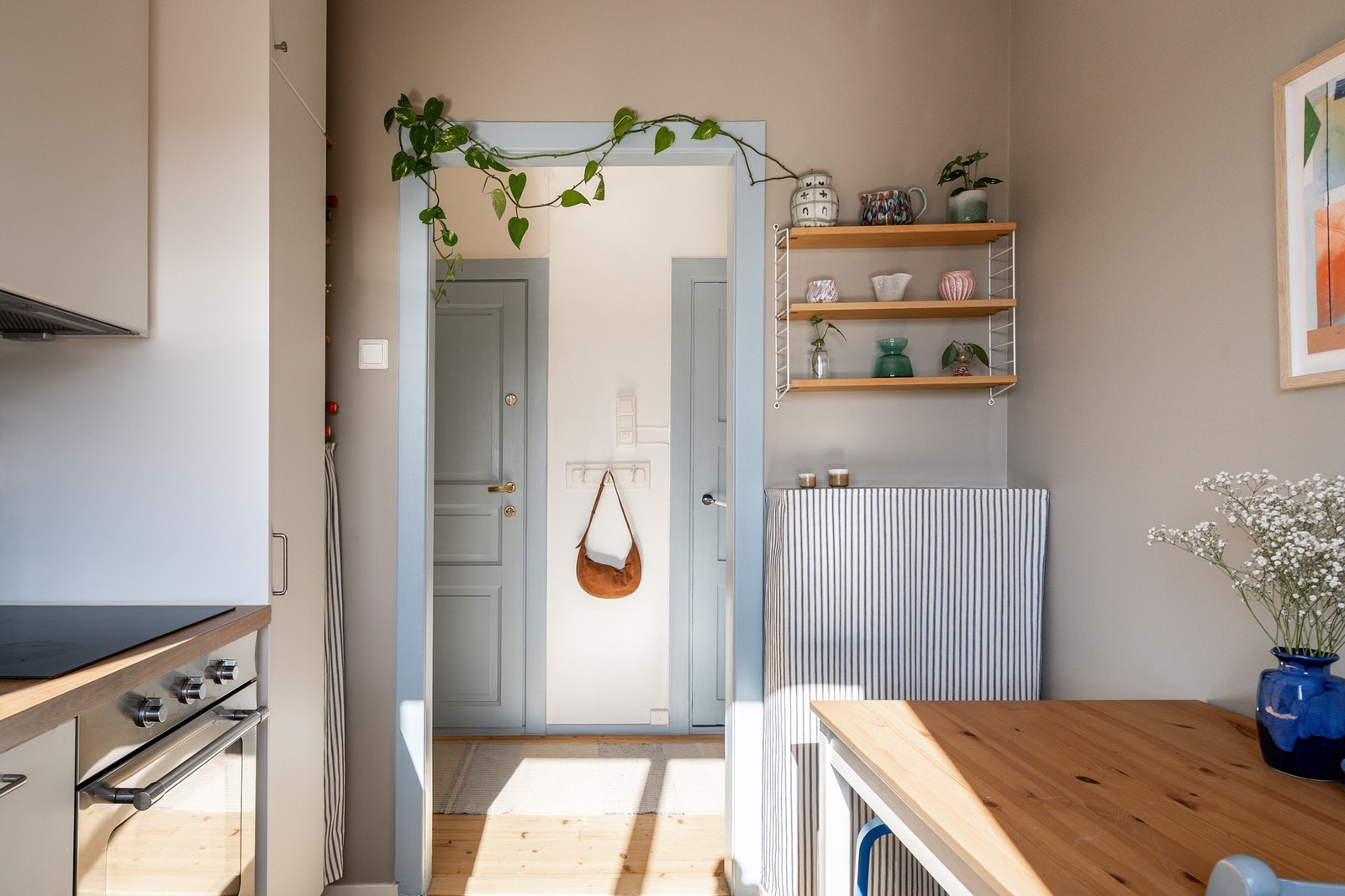 Integrerte hvitevarer som stekeovn, platetopp, kjøleskap med frysedel samt oppvaskmaskin Galleribilde