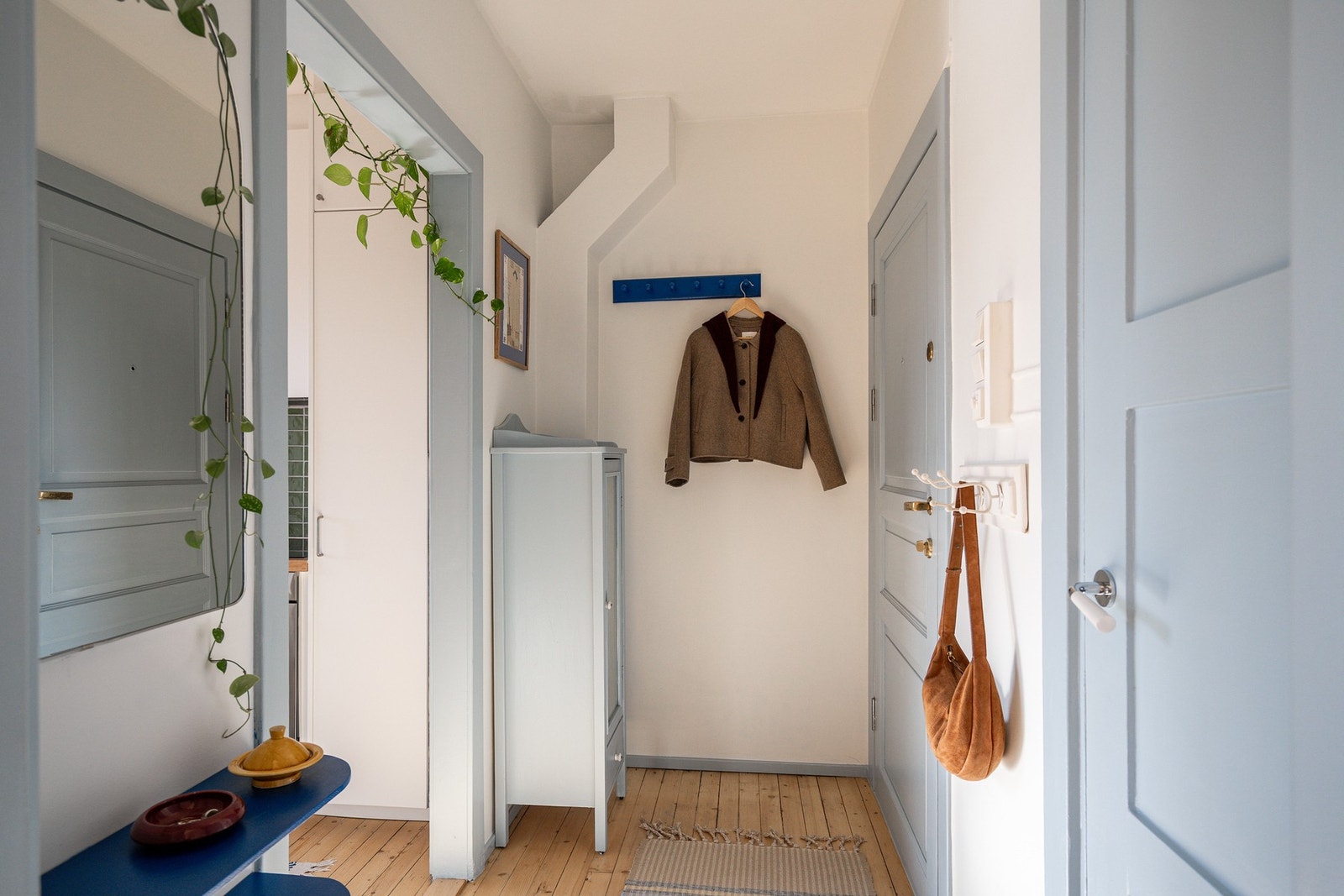 Lys og fargefull entré som gir et godt førsteinntrykk av boligen Galleribilde