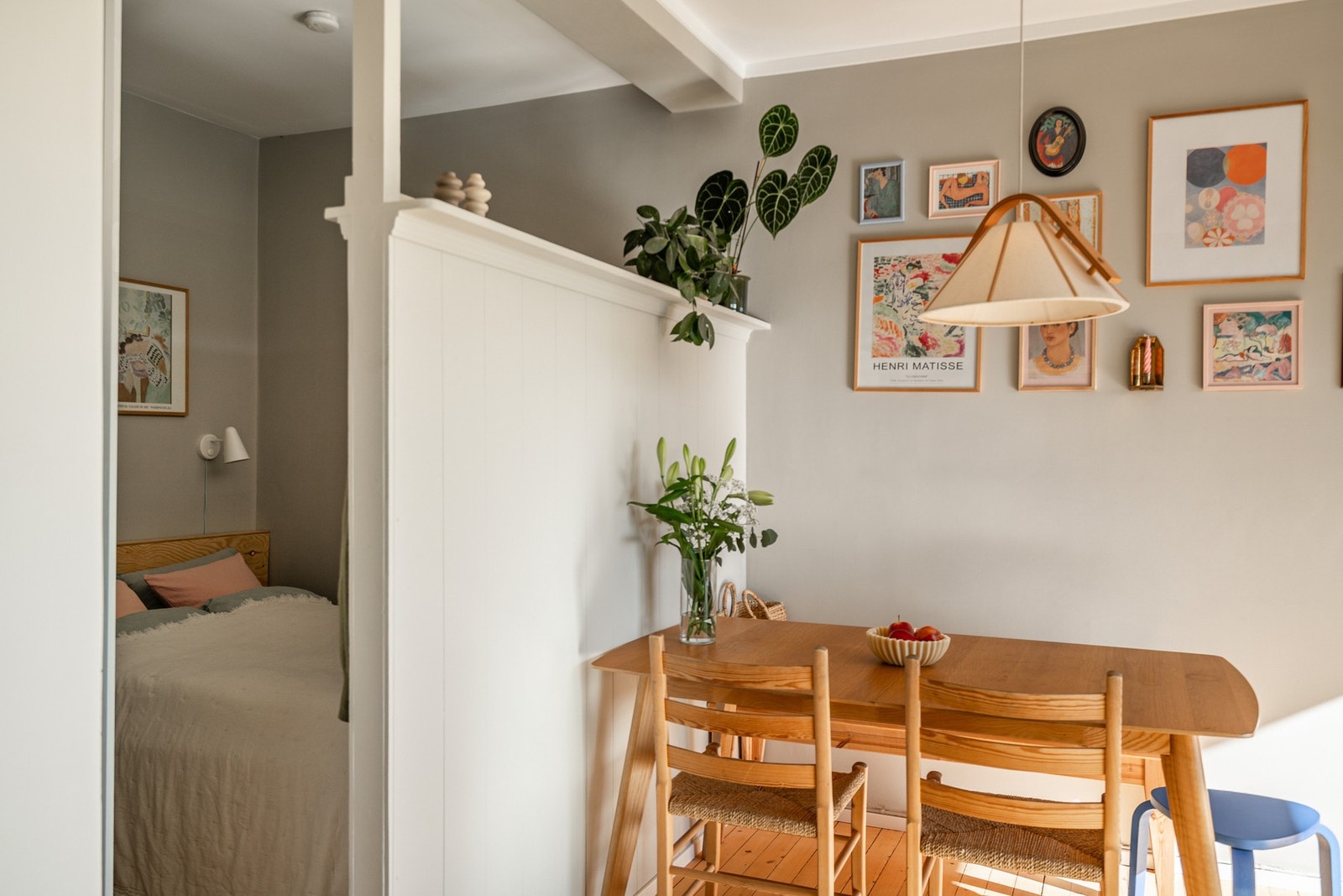 Fra stuen er det en koselig sovealkove Galleribilde