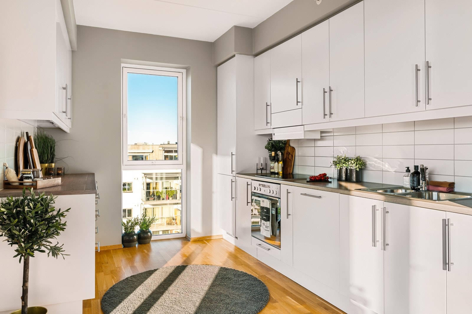 Kjøkkenet har en stilren innredning med integrerte hvitevarer som kjøleskap, fryser, stekeovn, platetopp og oppvaskmaskin. Galleribilde