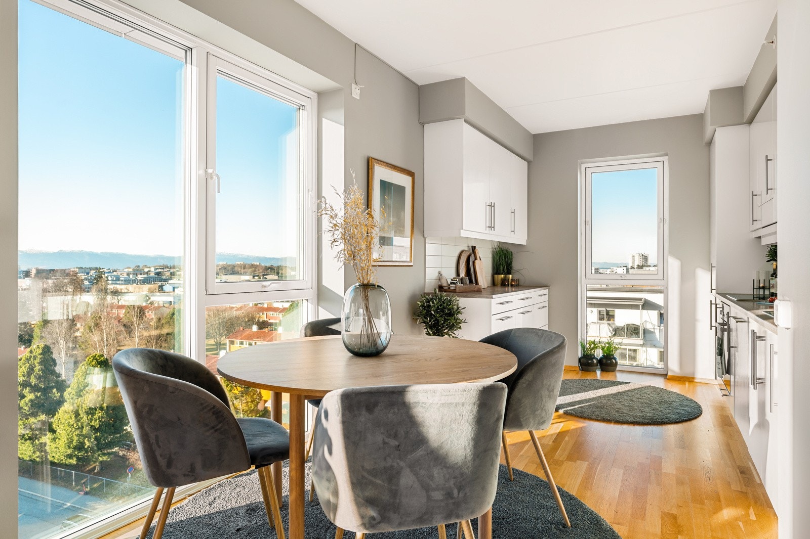 En lys og romslig 4(5)-roms leilighet med en attraktiv beliggenhet på taket av Sirkus Shopping.. Galleribilde