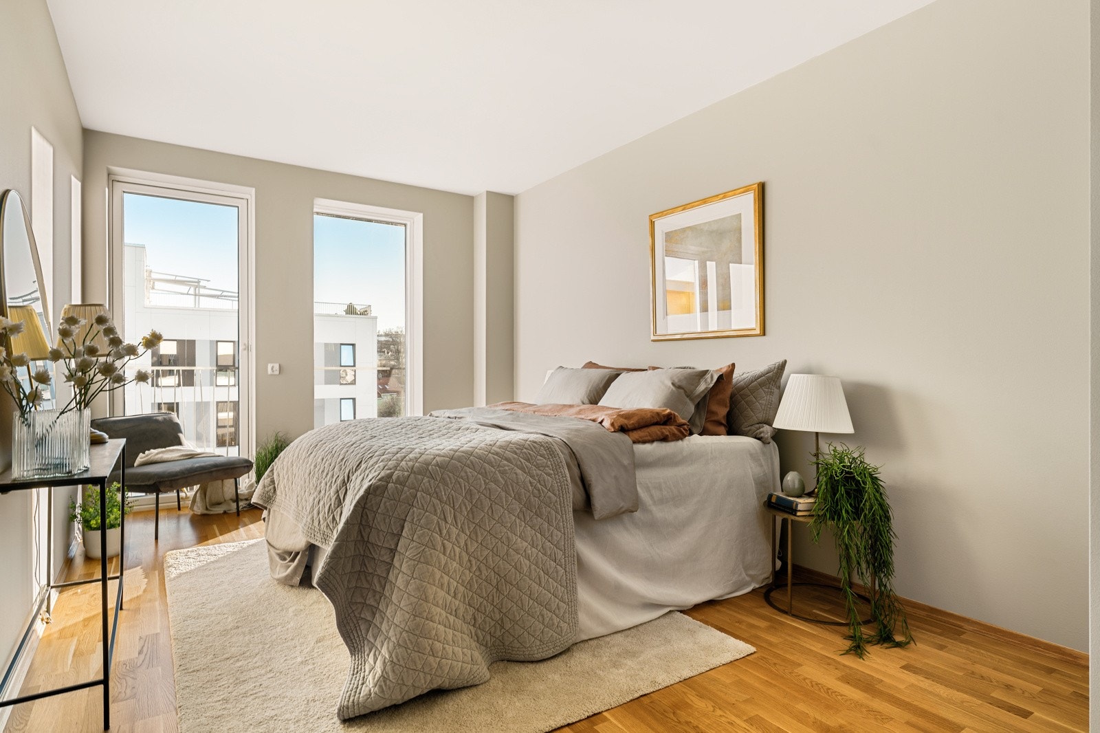 Hovedsoverommet er svært romslig og måler 17 kvm, med god plass til dobbeltseng, nattbord og garderobeløsninger. Galleribilde