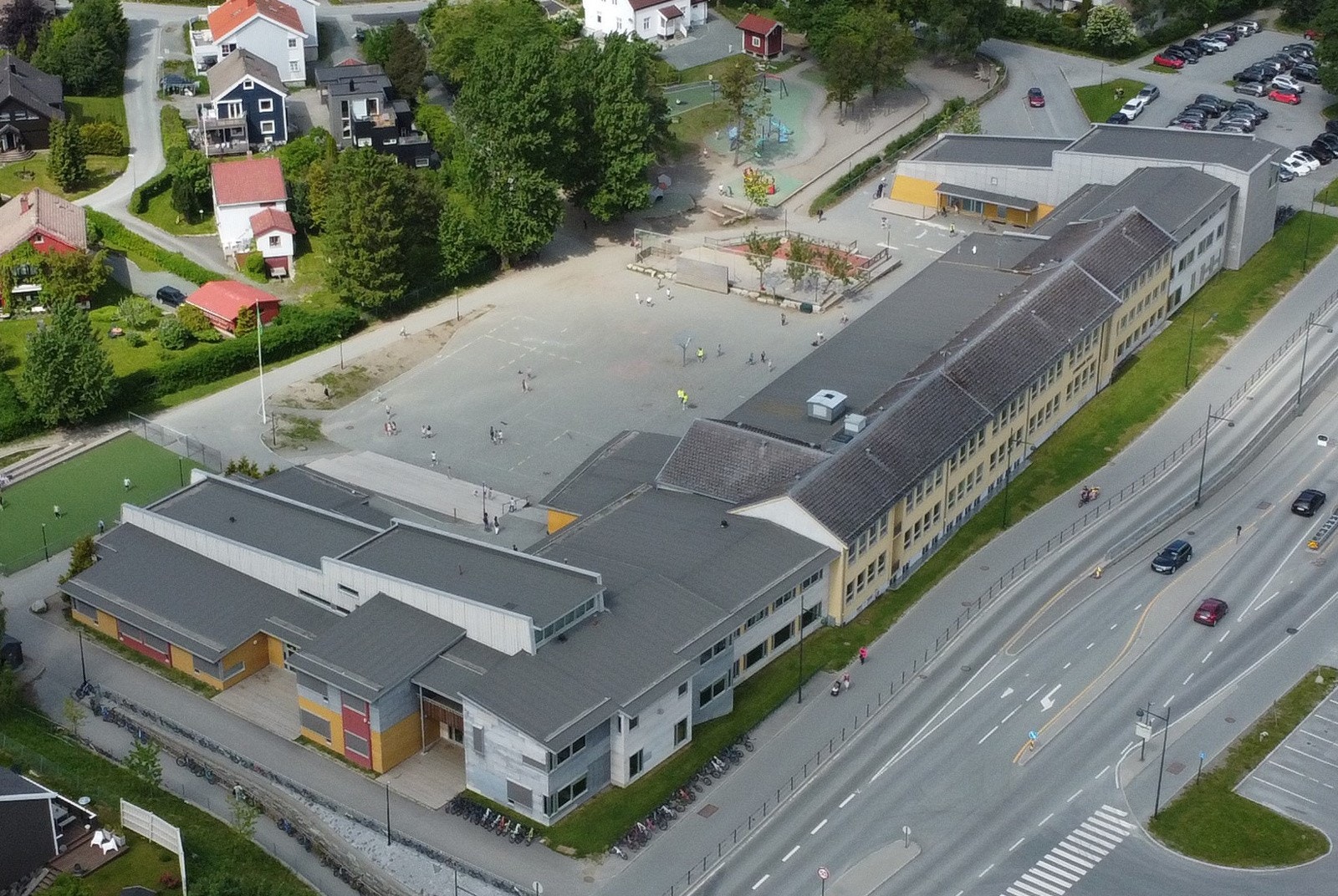 Strindheim barneskole ligger en kort gåtur unna, sammen med nye Cissi Klein videregående skole som forventes å stå ferdig i 2025. Galleribilde