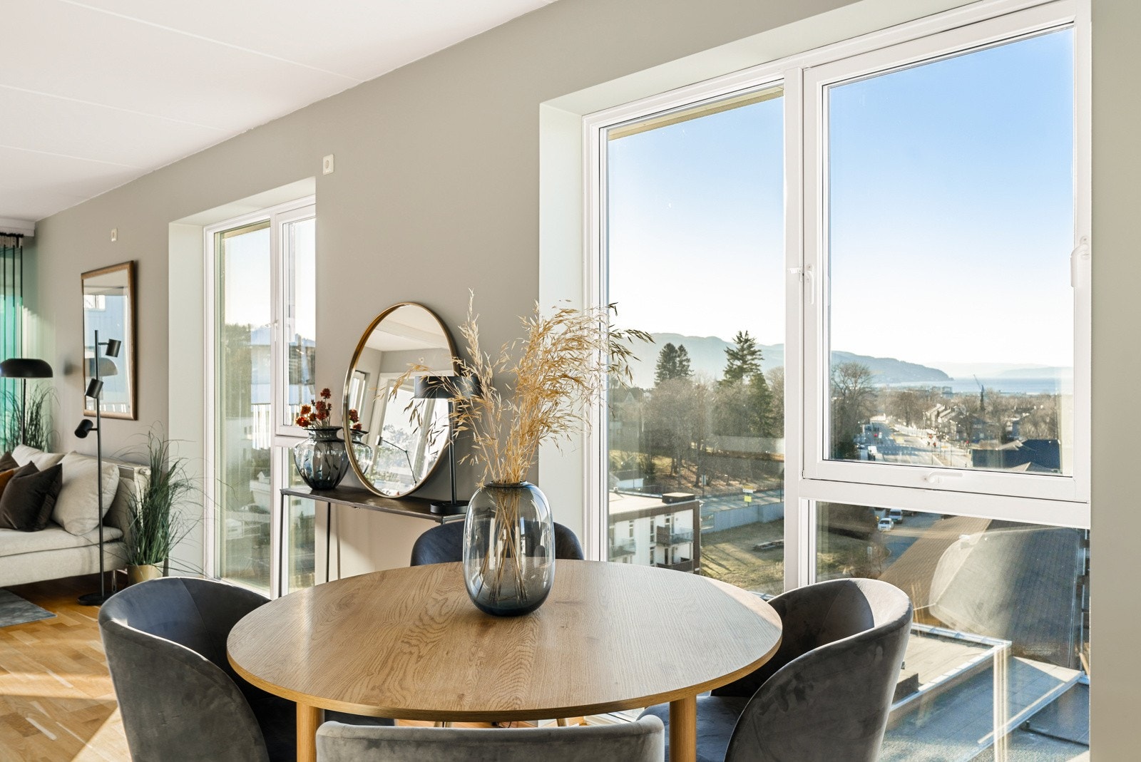 Fra spiseplassen kan man nyte et godt måltid samtidig som man har en nydelig utsikt mot Trondheimsfjorden. Galleribilde