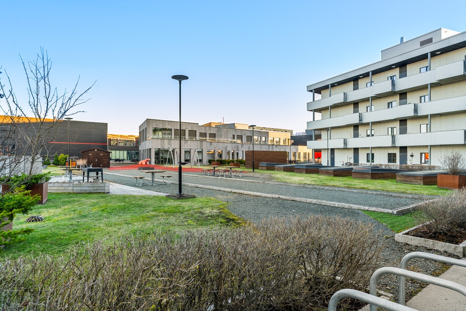 Rett utefor døren er det hyggelig fellesarealer der beboerne kan nyte grønne omgivelser og slappe av på varme sommerdager. Galleribilde