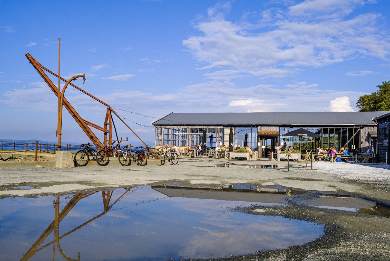 På ladestien finnes det hyggelige serveringssteder som Ladekaia, Sponhuset og Flipper Kafè. Galleribilde