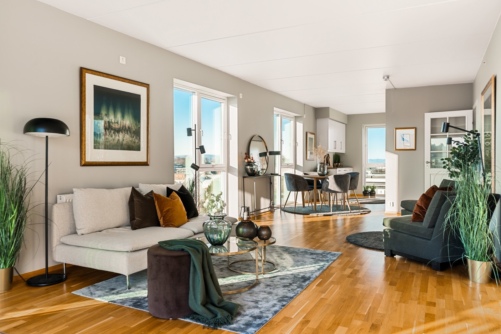 Veggene i hele boligen ble malt i 2025 og har moderne fargevalg som skaper en innbydende atmosffære. Galleribilde