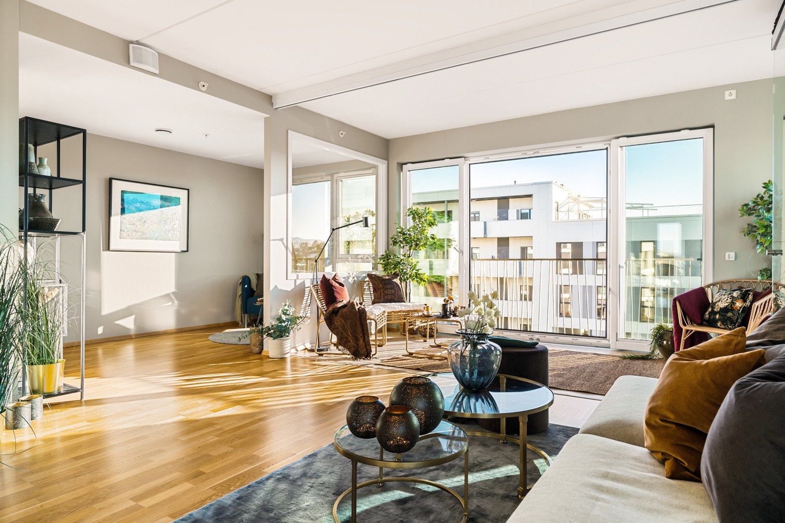 Fra stuen har man direkte adgang til en hyggelig vinterhage og et kontor/soverom. Galleribilde