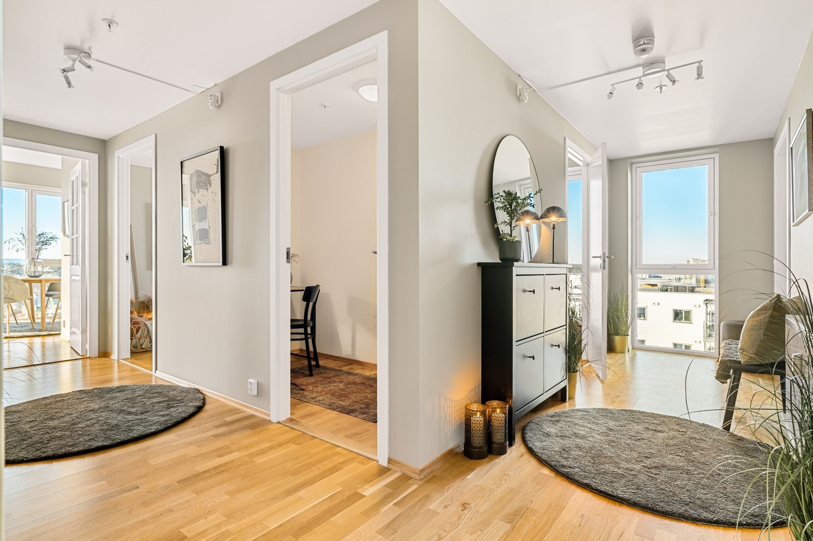 Gangen er målt til 15 kvm og har plass til garderobeløsninger for oppbevaring av ytterklær og sko. Galleribilde