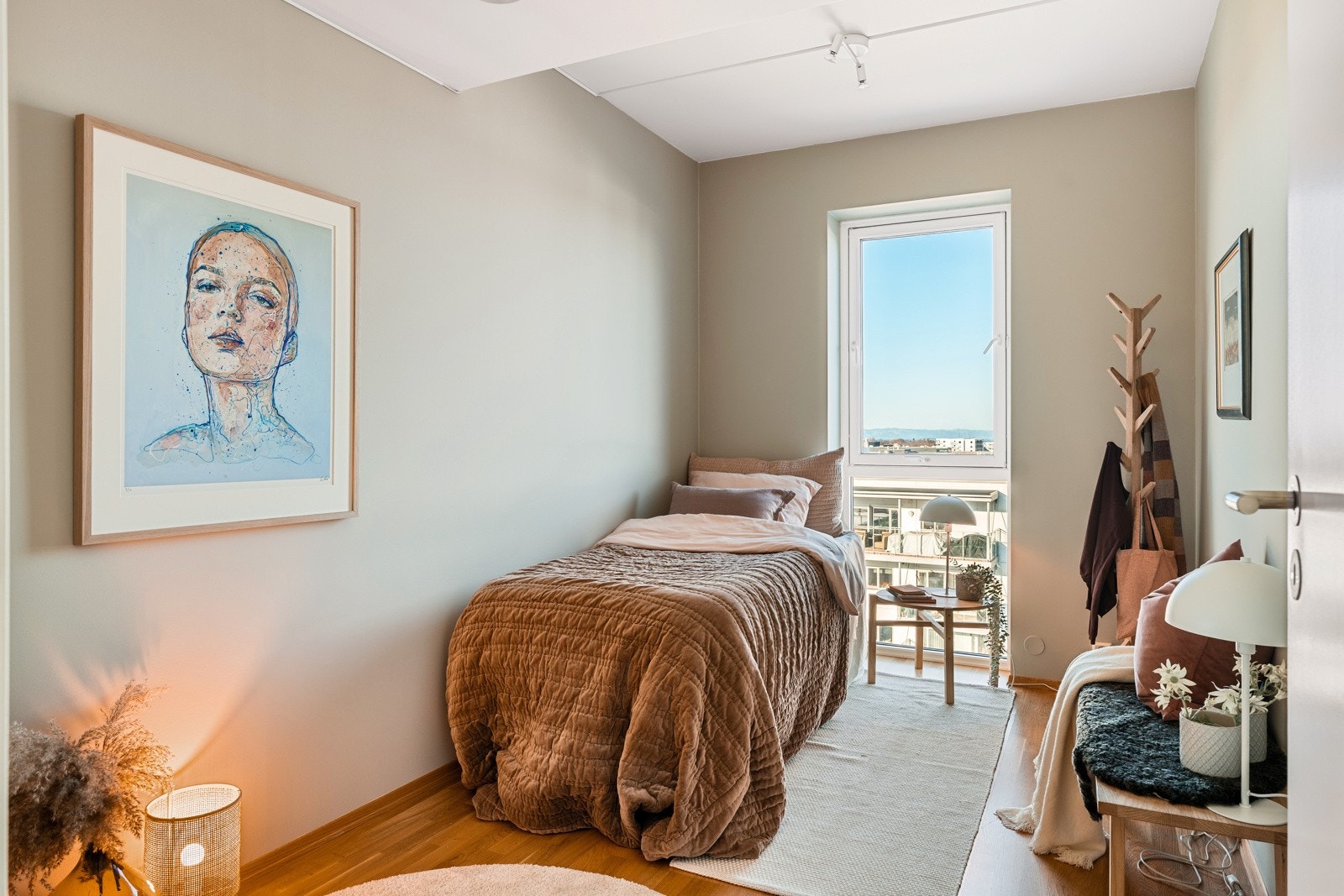 Soverommene er malt i behagelige fargetoner som skaper en rolig atmosfære. Galleribilde