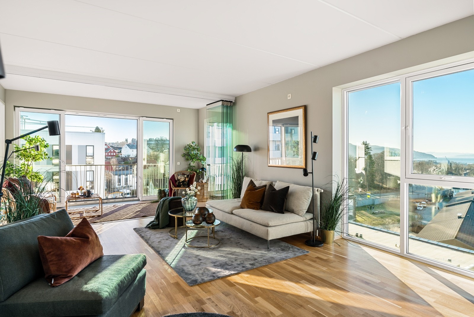 Stuen har store vindusflater som gir rikelig med naturlig dagslys og som skaper en åpen romfølelse. Galleribilde