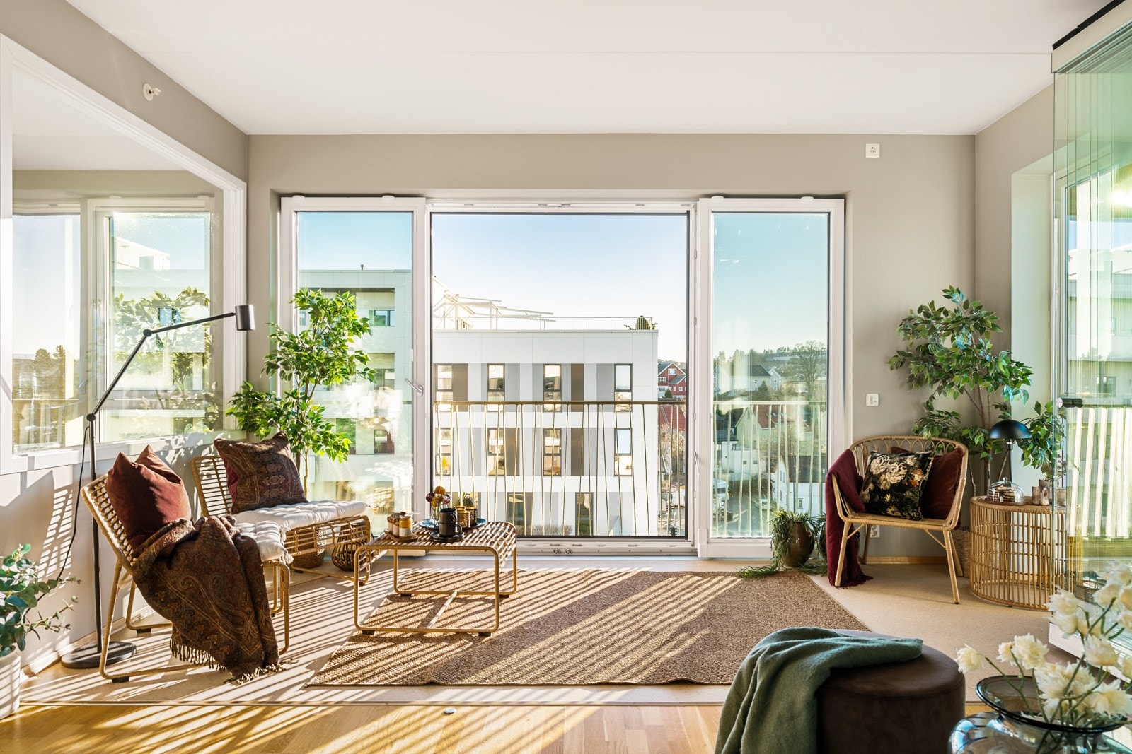 Vinterhagen måler 9 kvm og har franske balkongdører og skyvbare glassvegger, som kan åpnes opp som en forlengelse av stuen. Galleribilde