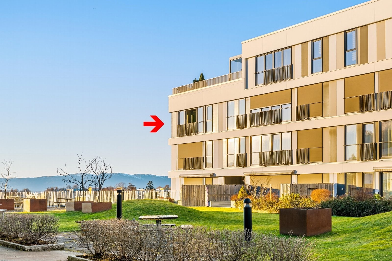 Leiligheten er en del av et veldrevet sameiet og har pent opparbeidede fellesområder rett utenfor døren. Galleribilde