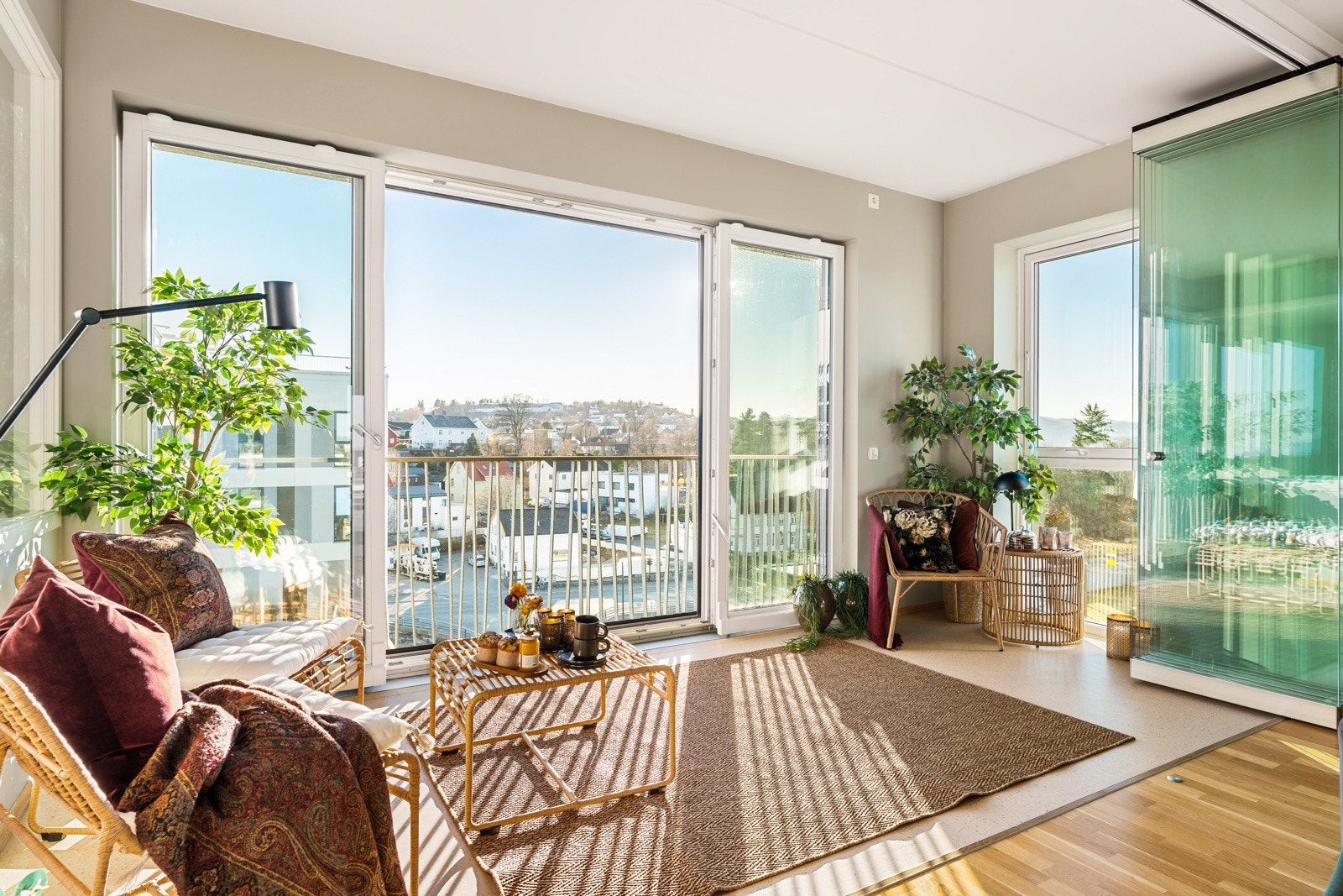 Dette gir en unik mulighet til å nyte uterommet selv i kjølige måneder. I tillegg er vinduene utstyrt med screens for ekstra komfort og skjerming. Galleribilde