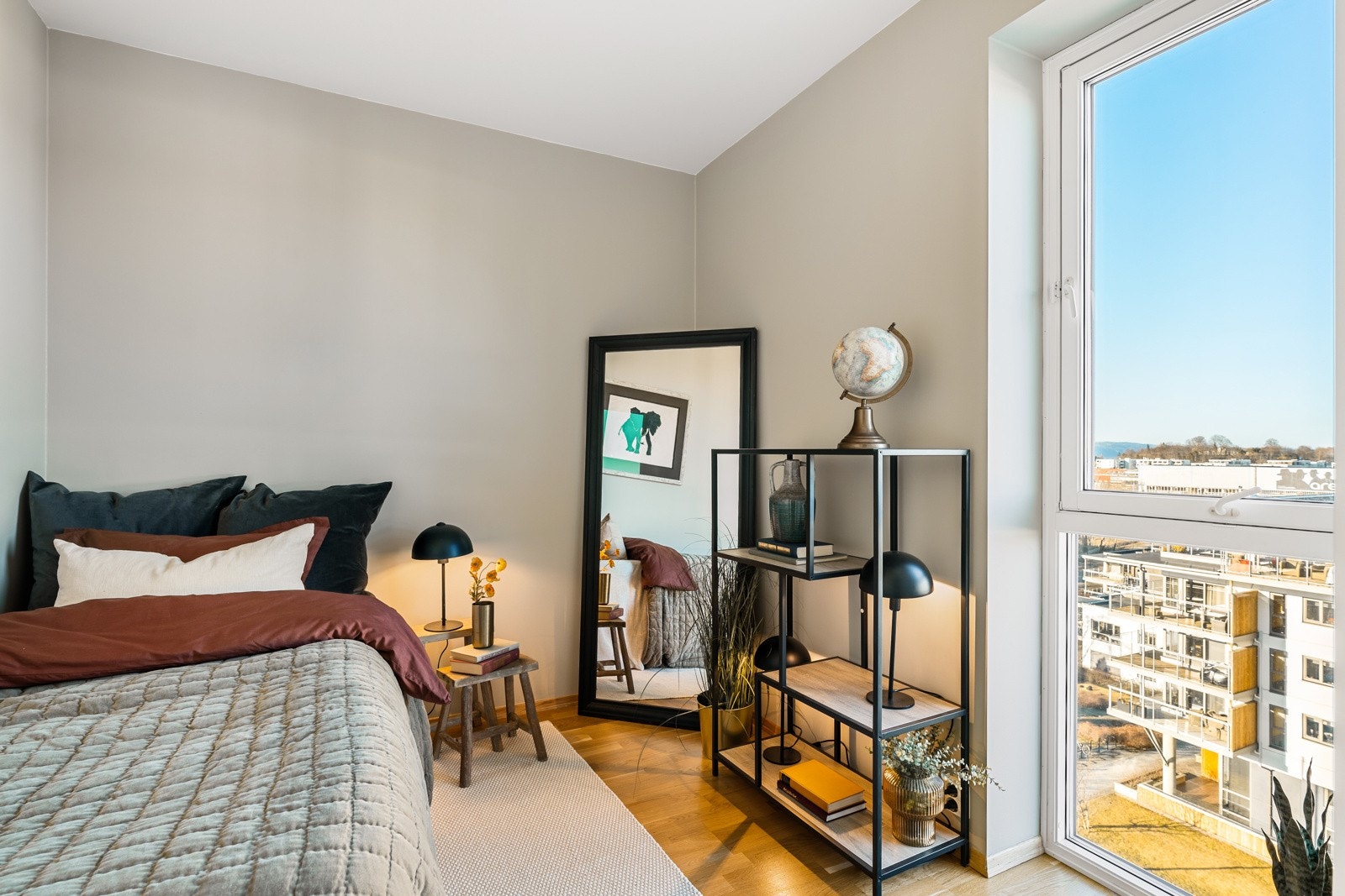 Begge soverommene har store vindusflater som gir rikelig med naturlig belysning. Galleribilde