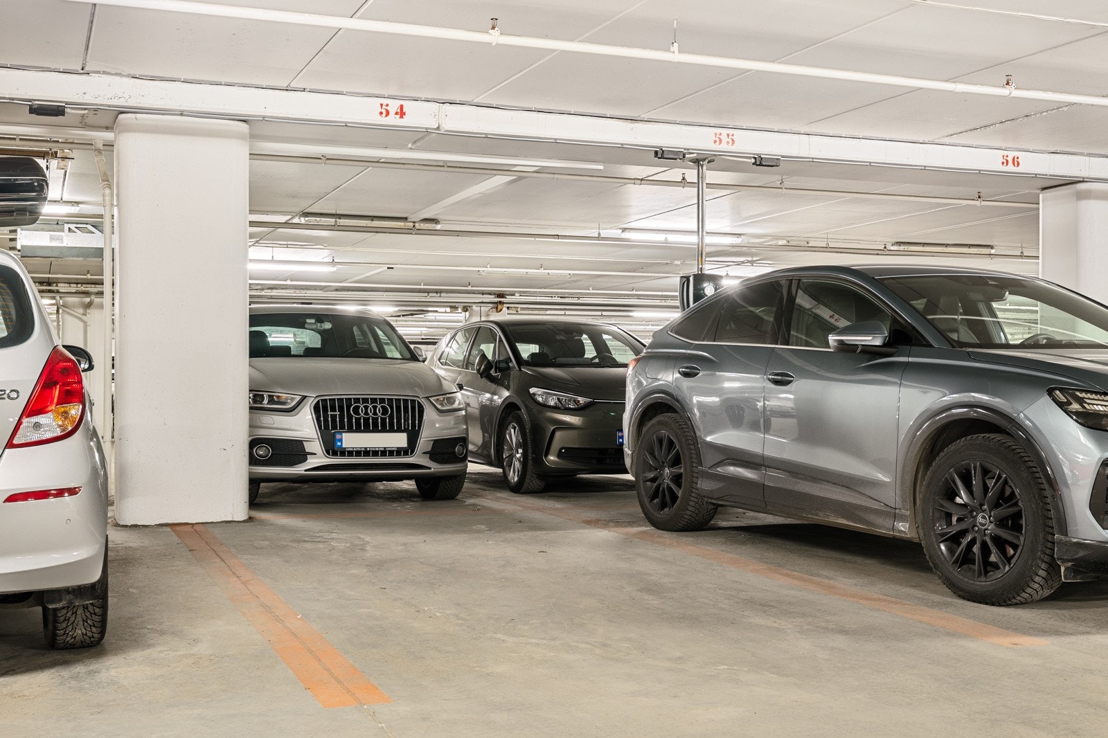 Med boligen medfølger det en fast parkeringsplass i parkeringskjeller, samt en ekstern bod på 6,5 kvm. Galleribilde