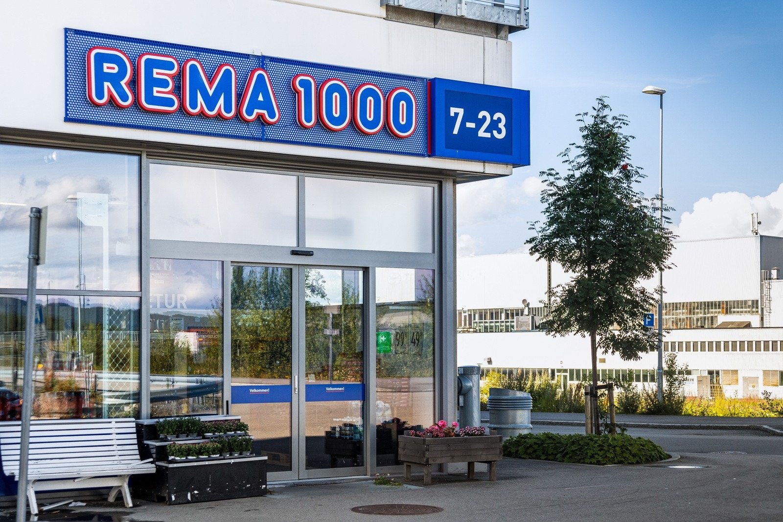 Fra boligen er det kort vei til dagligvarebutikker der Coop Mega ligger inne på kjøpesenteret og Rema 1000 Liljendal en kort gåtur unna. Galleribilde