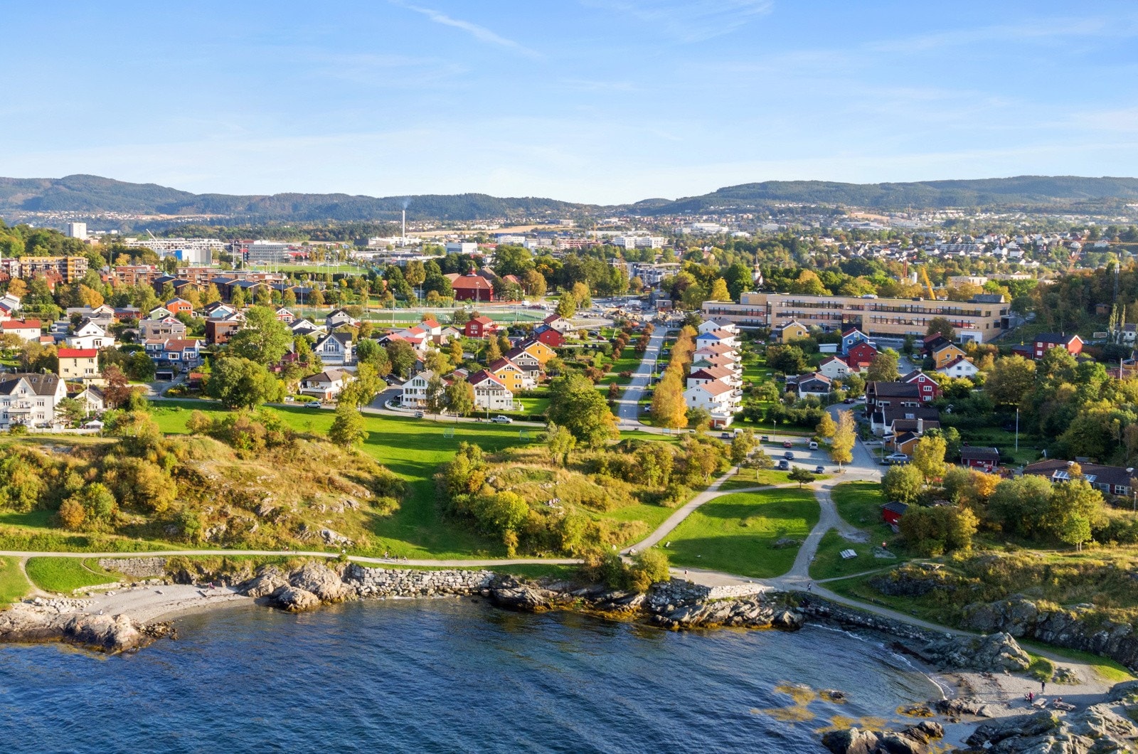 Ladestien ligger i nærområdet og er en idyllisk tursti som går langs Trondheimsfjorden, fra Ladehammeren til Grilstadfjæra. Galleribilde