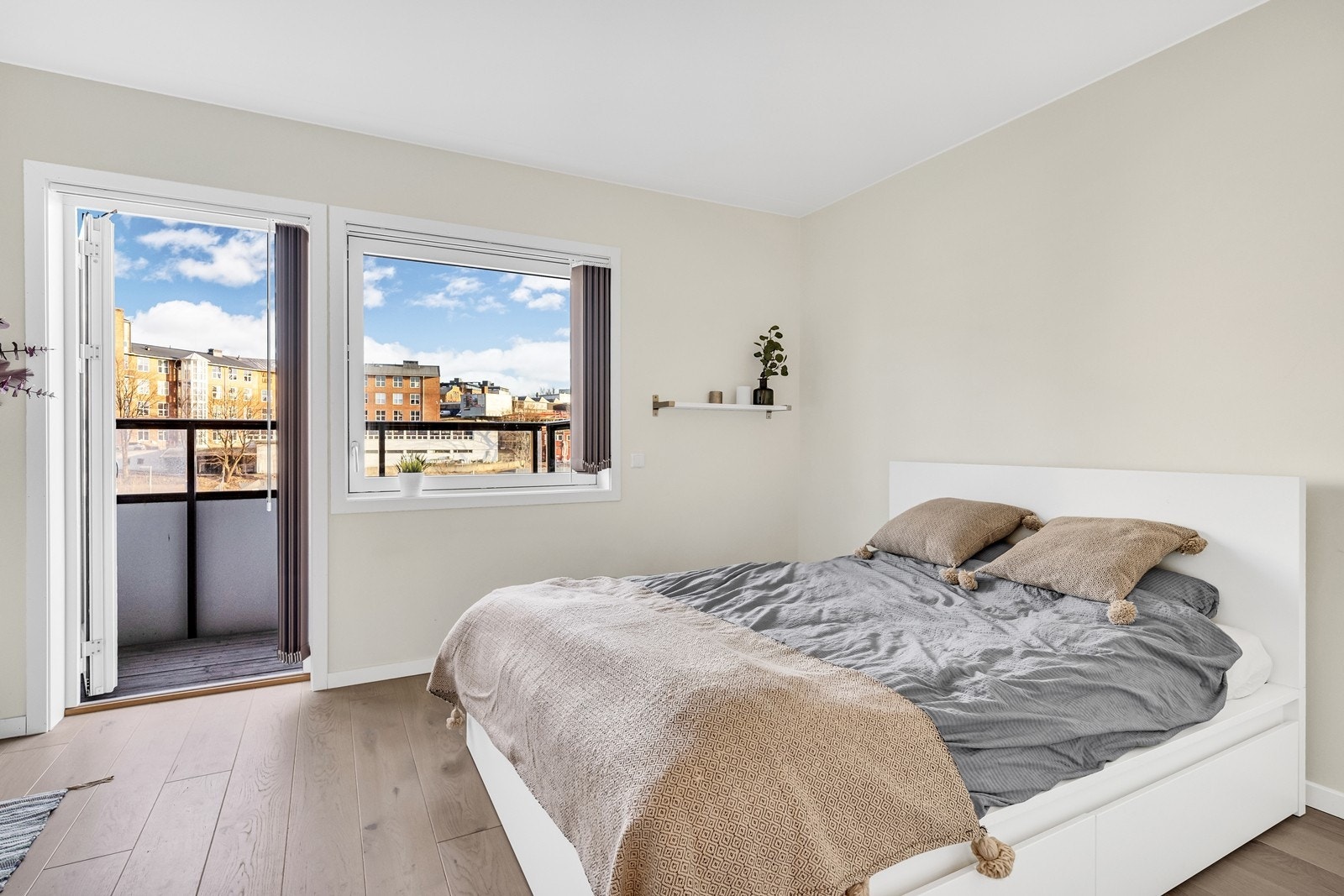 Fra hovedsoverommet er det utgang til balkong på ca. 3 kvm Galleribilde