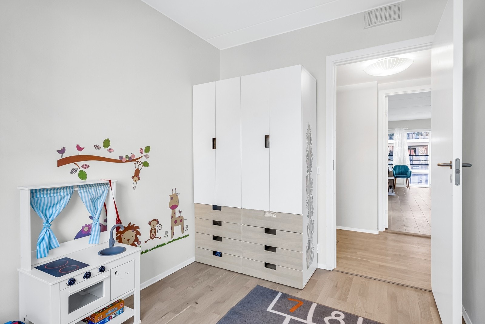 Garderobeskap medfølger Galleribilde