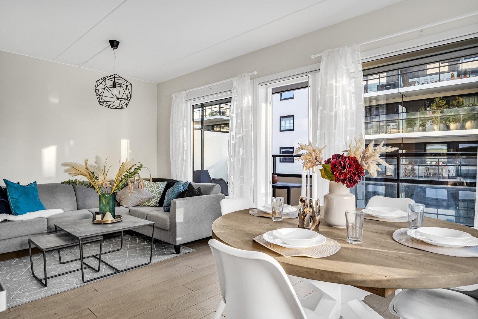 Fra stuen er det utgang til nordvestvendt balkong på ca. 11 kvm Galleribilde