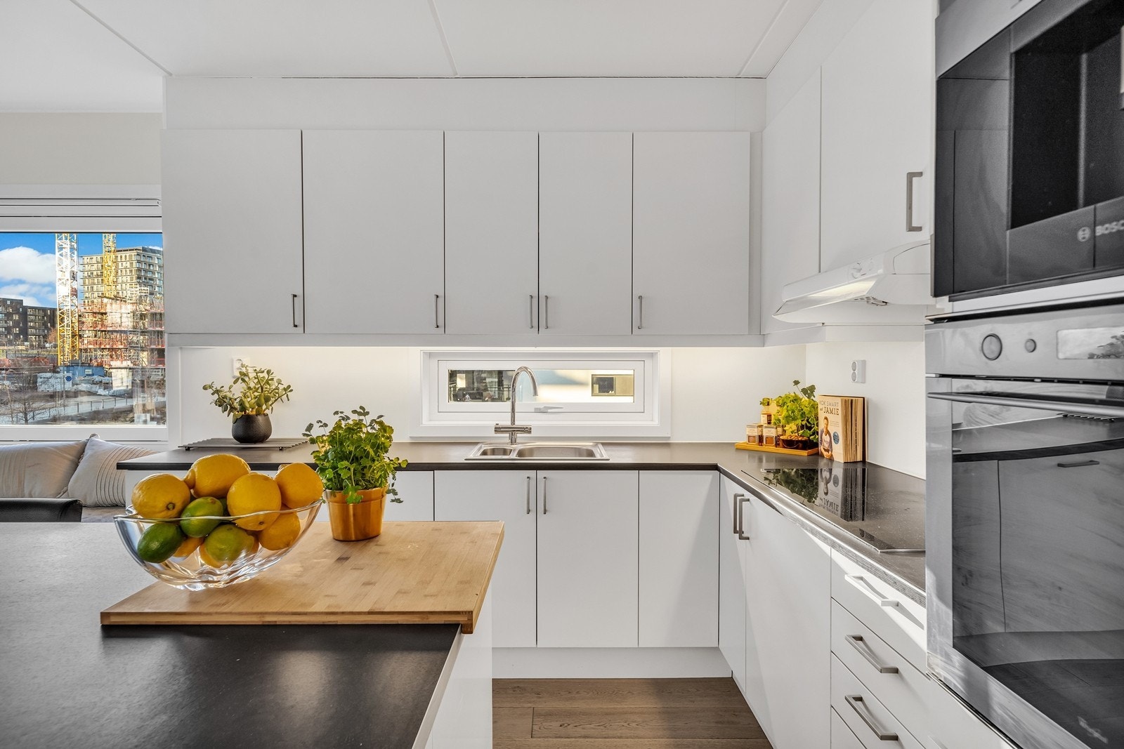 Det er godt med skap- og benkeplass på kjøkkenet Galleribilde