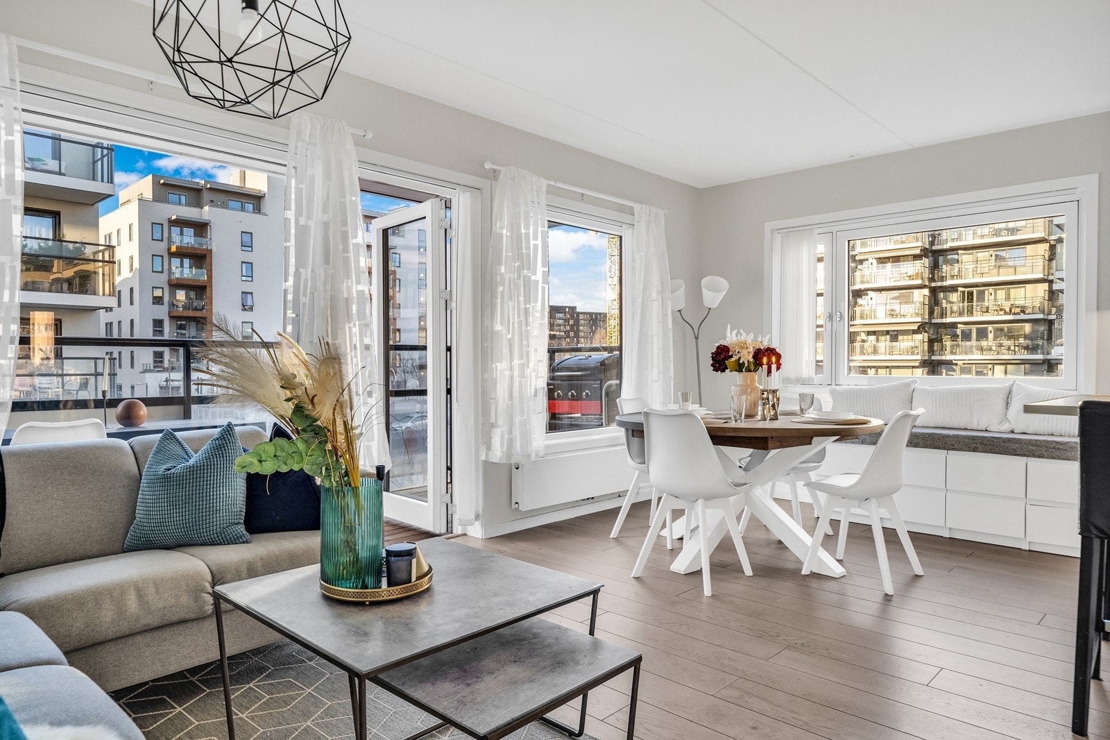 Store vindusoverflater sørger for mye naturlig lys Galleribilde