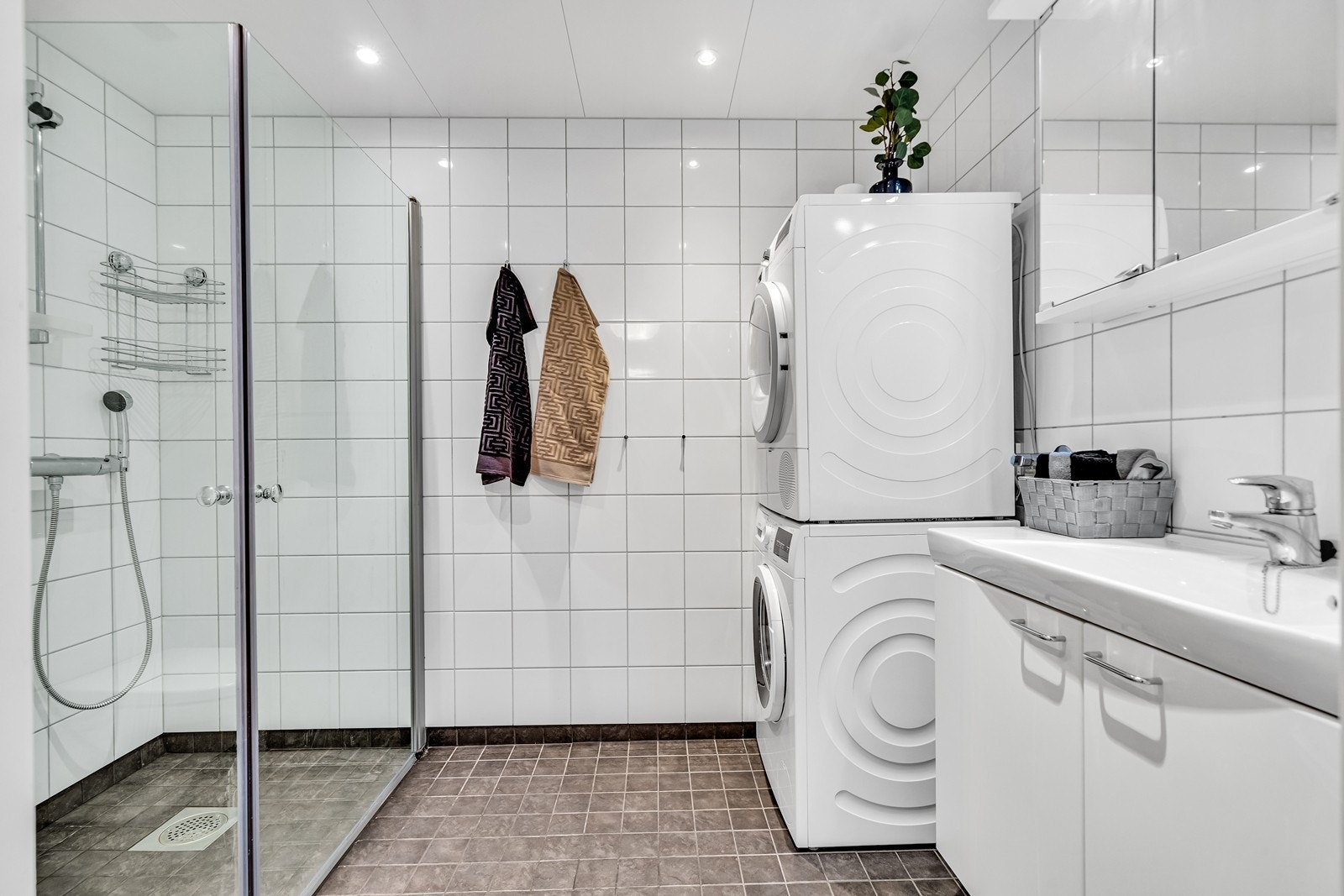 Delikat flislagt bad med varme i gulv Galleribilde