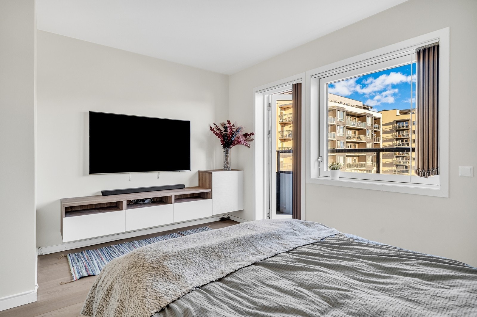 Det medfølger bla. vegghengt sjenk på soverom Galleribilde