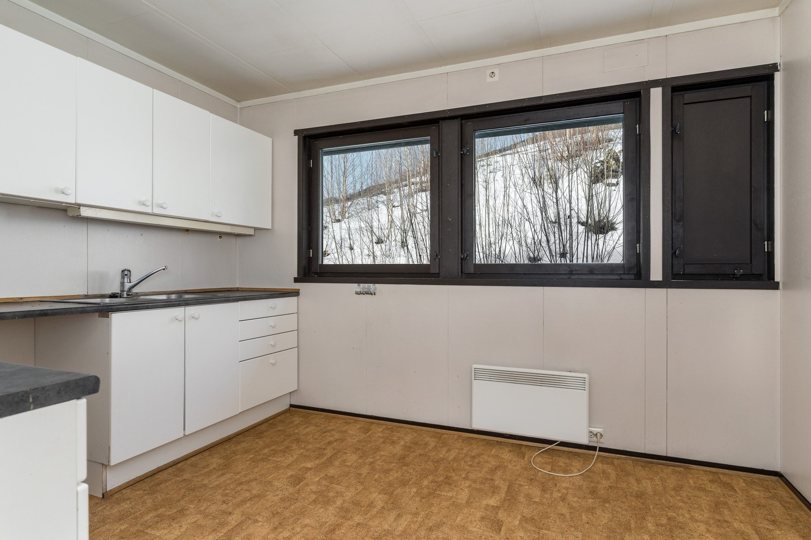 Bilogen har et stort kjøkken med flere vinduer som slippe rinn fint lys. Galleribilde