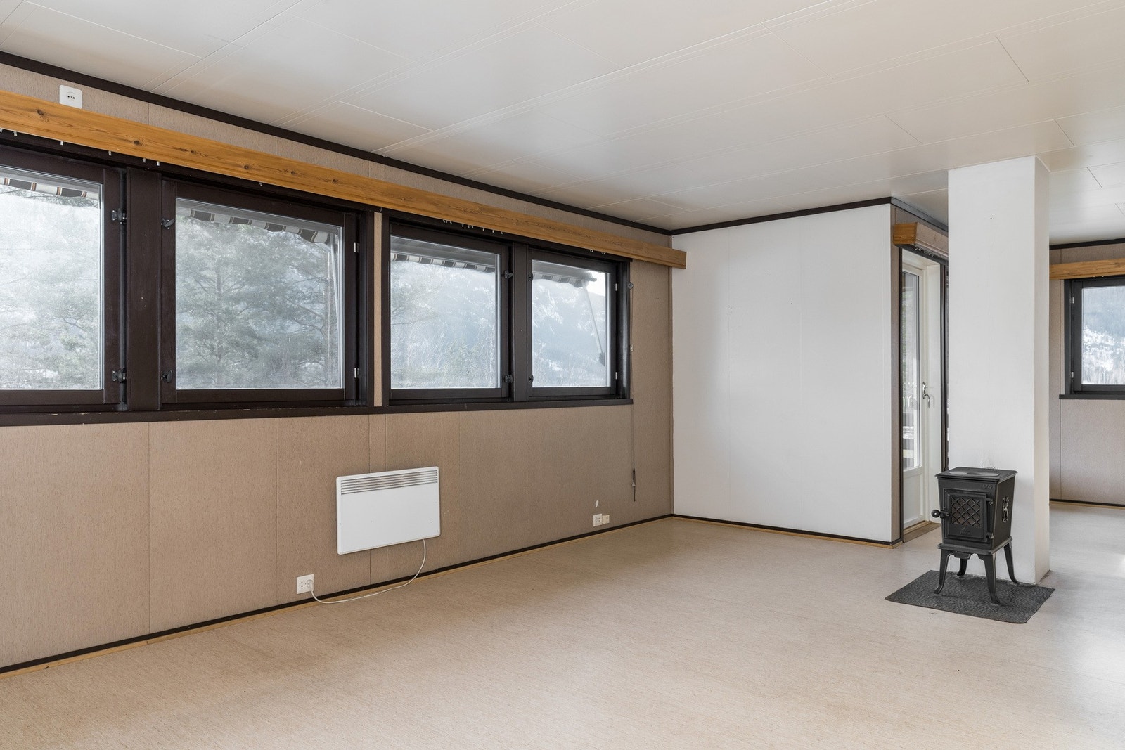 Stuen er stor og har god plass til flere sittegrupper. Galleribilde