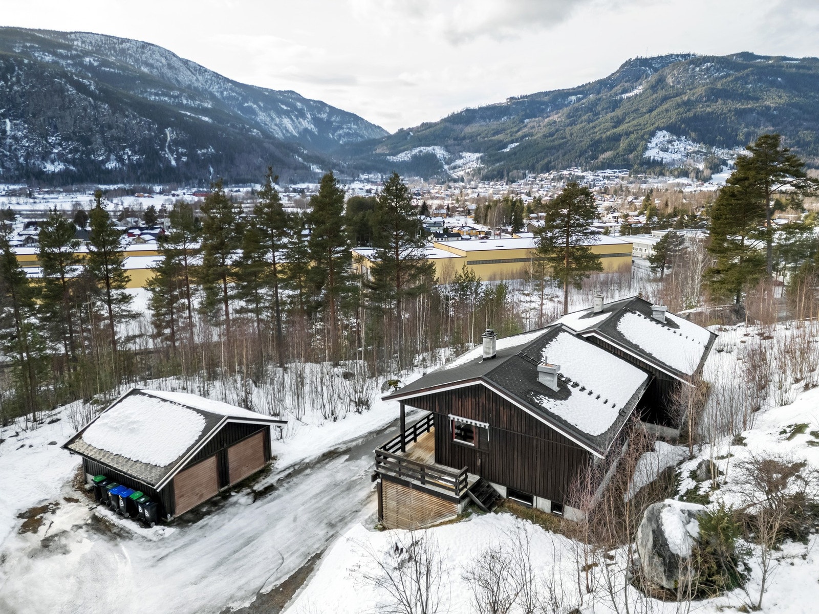 Bra med parkeringsplasser på tomt. Galleribilde