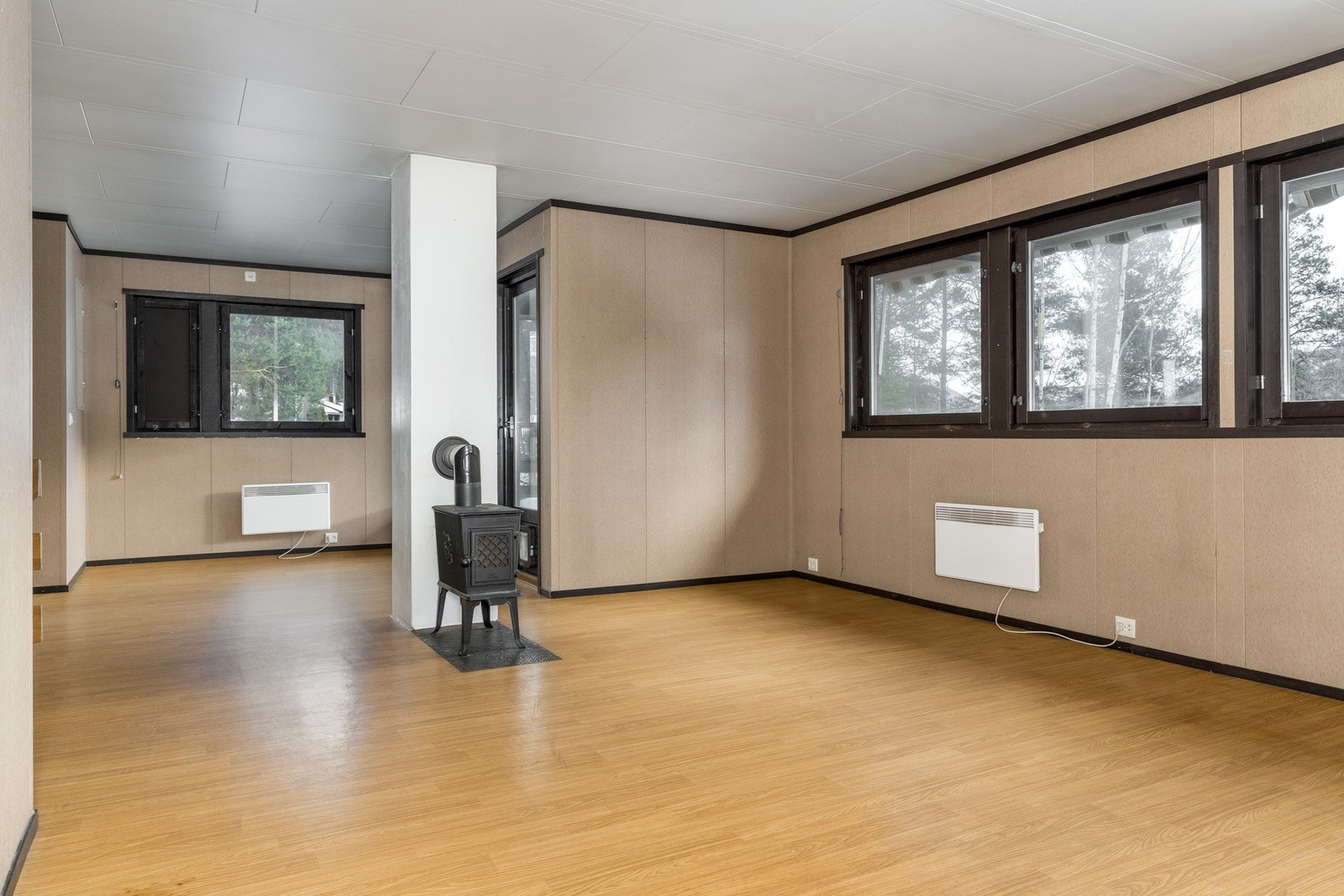 Peisovn midt i rommet som varmer godt. Galleribilde