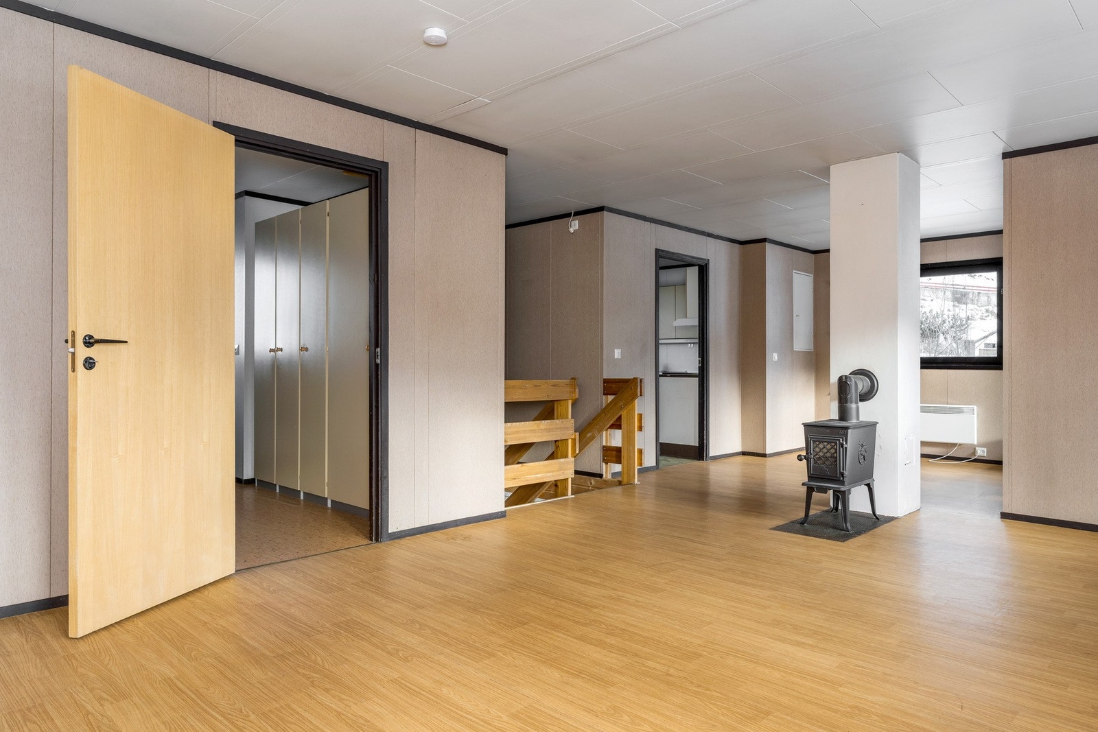 Stuen har god plass til flere sittegrupper. Galleribilde