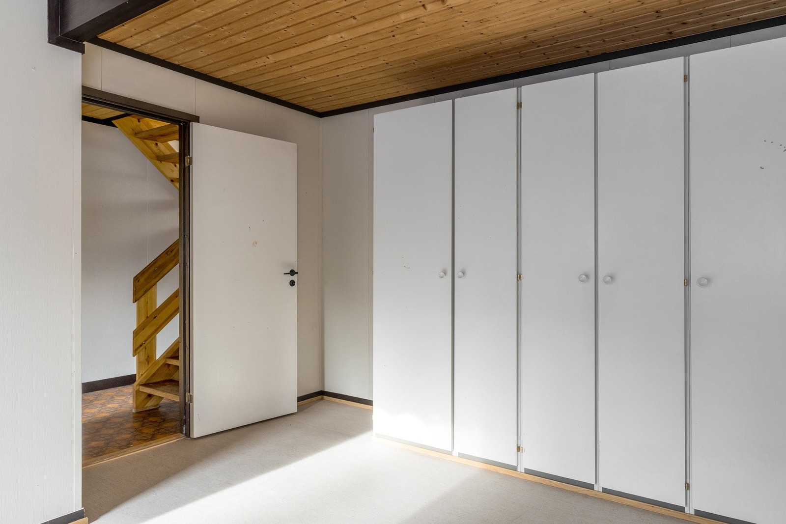 Rommet har en stor størels eog plass til en stor garderobe løsning. Galleribilde