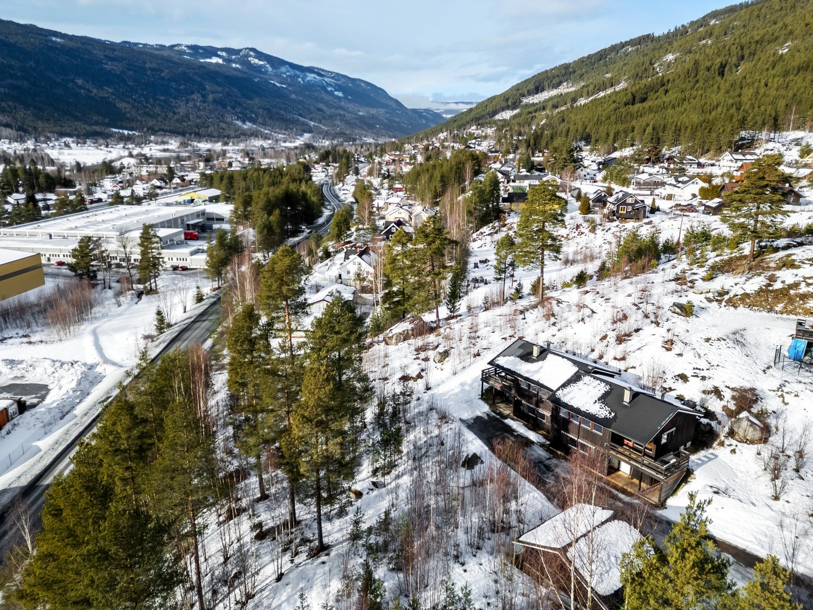 Eiendommen ligger fint beliggende med kort vei til sentrum. Galleribilde