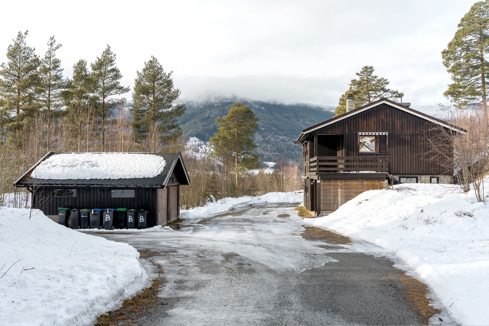 En hel tomannsbolig med dobbel garasje. Galleribilde