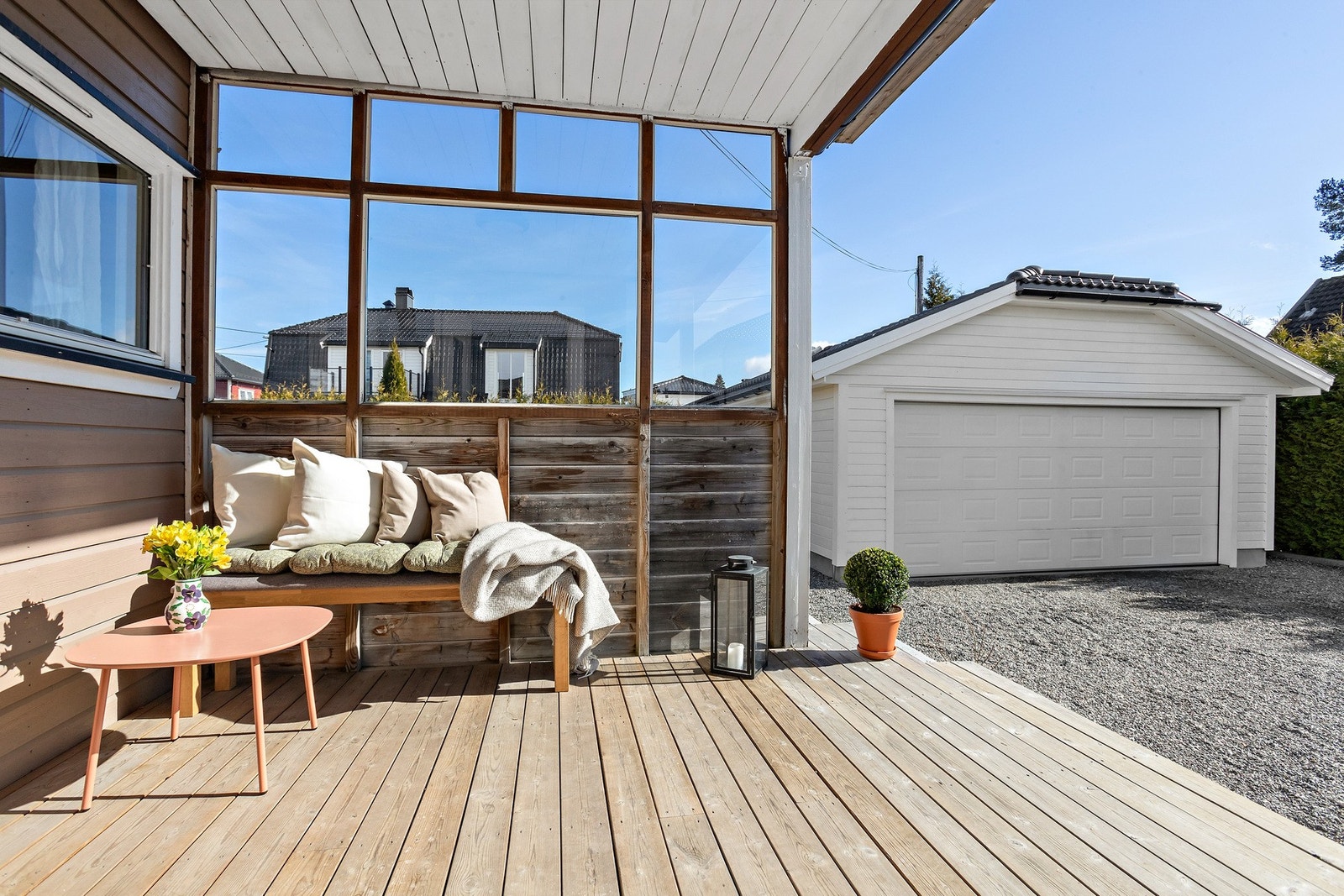 Hyggelig uteplass ved inngangen Galleribilde