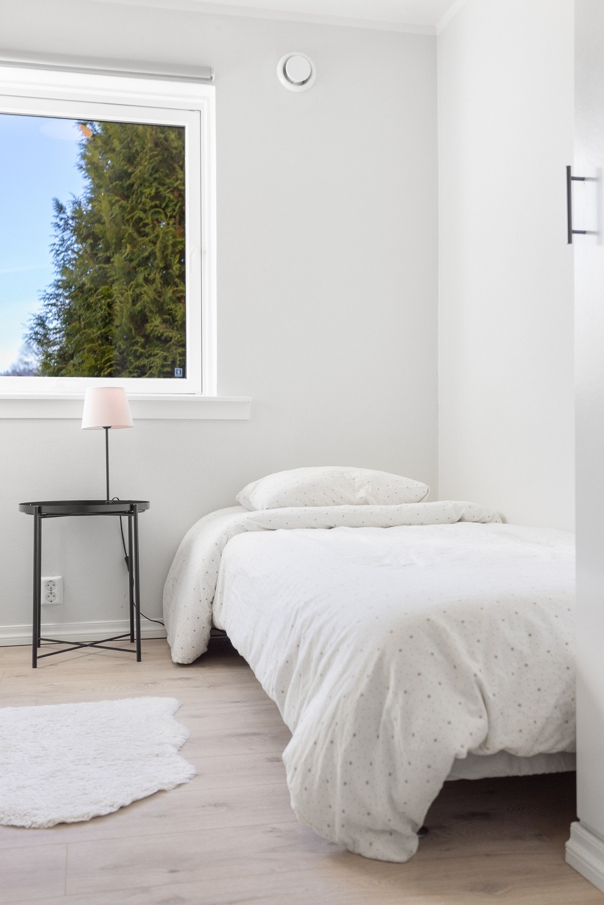 Her er det også laminat på gulv og malte overfalter. Galleribilde