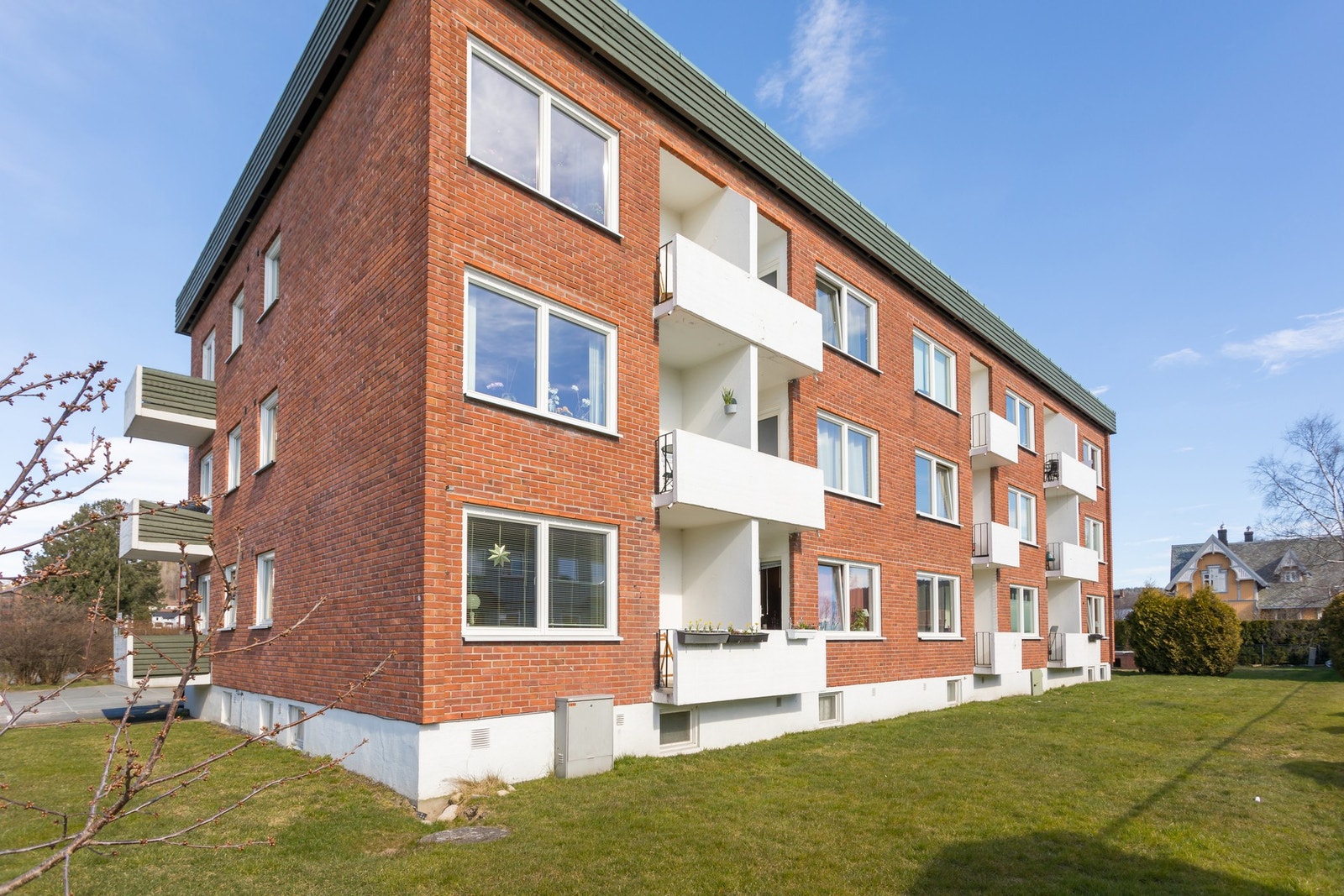 Borettslaget har bla. oppgradert fasade (2024), bad (2011), skiftet tak (2023), nytt elektrisk (2020) og vinduer/verandradør (2012). Galleribilde