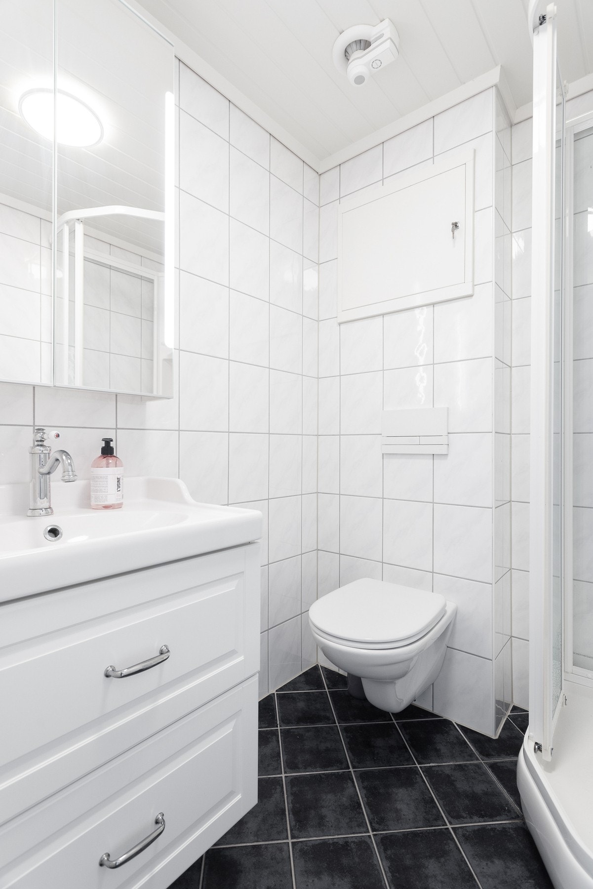 Rommet er utstyrt med dusjkabinett, mekanisk avtrekk, rørfordelingsskap, stoppekran, servant, servantskap og veggmontert wc. Bygget etter TEK10-standard Galleribilde