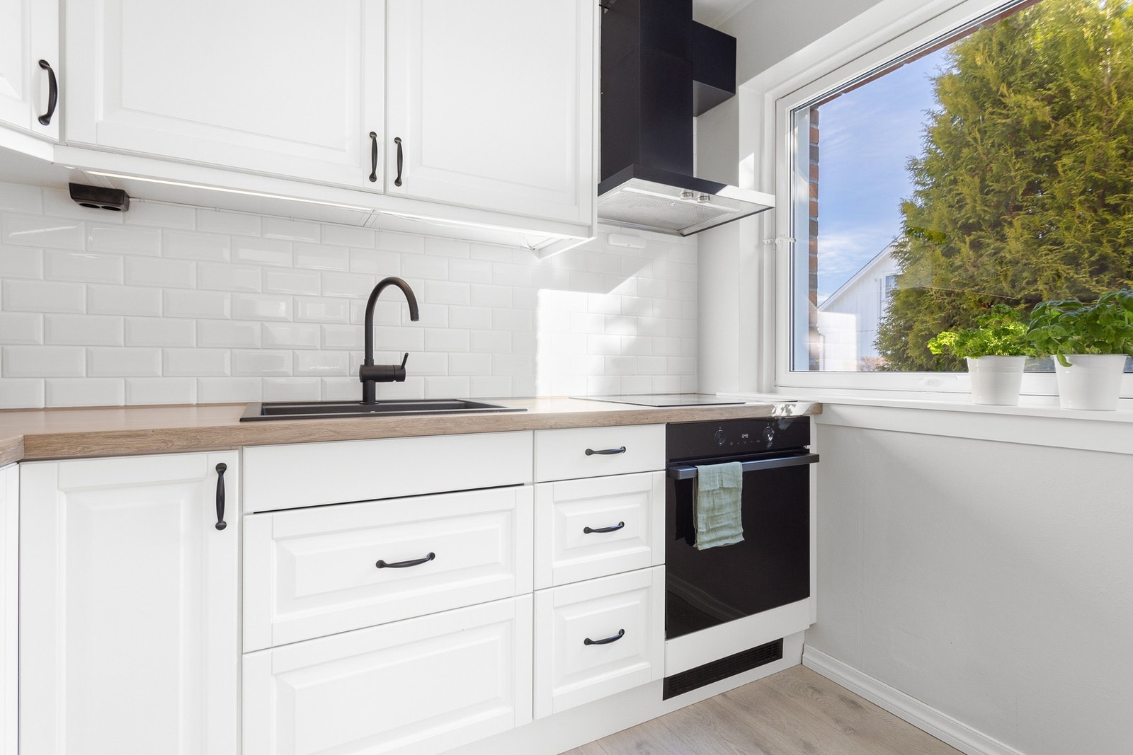 Lys og pen kjøkkeninnredning er fra 2020 i type Epoc med en delvis åpen løsning mot stuen. Galleribilde