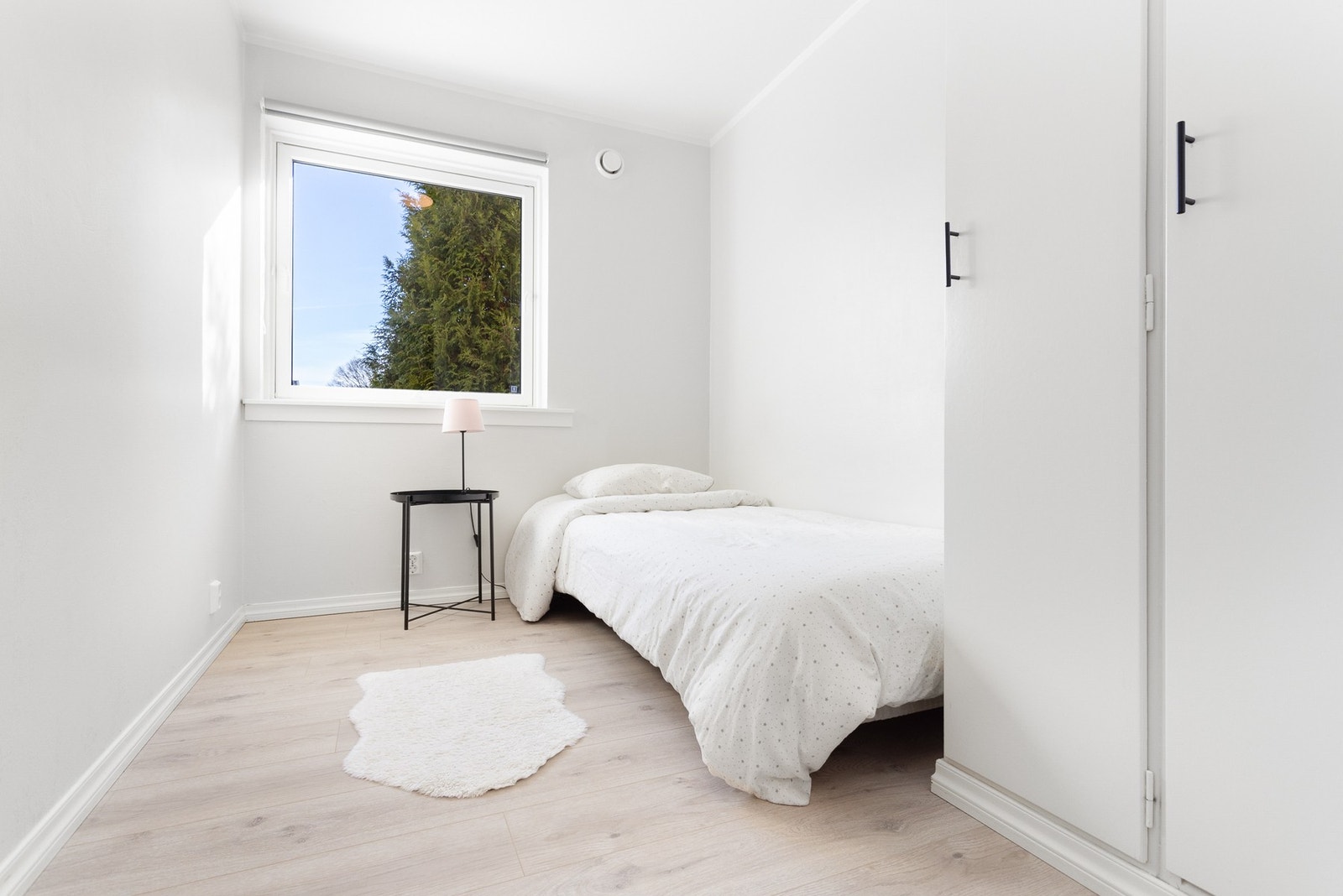 Det er god plass til dobbeltseng og garderobeskaper på soverom. Galleribilde