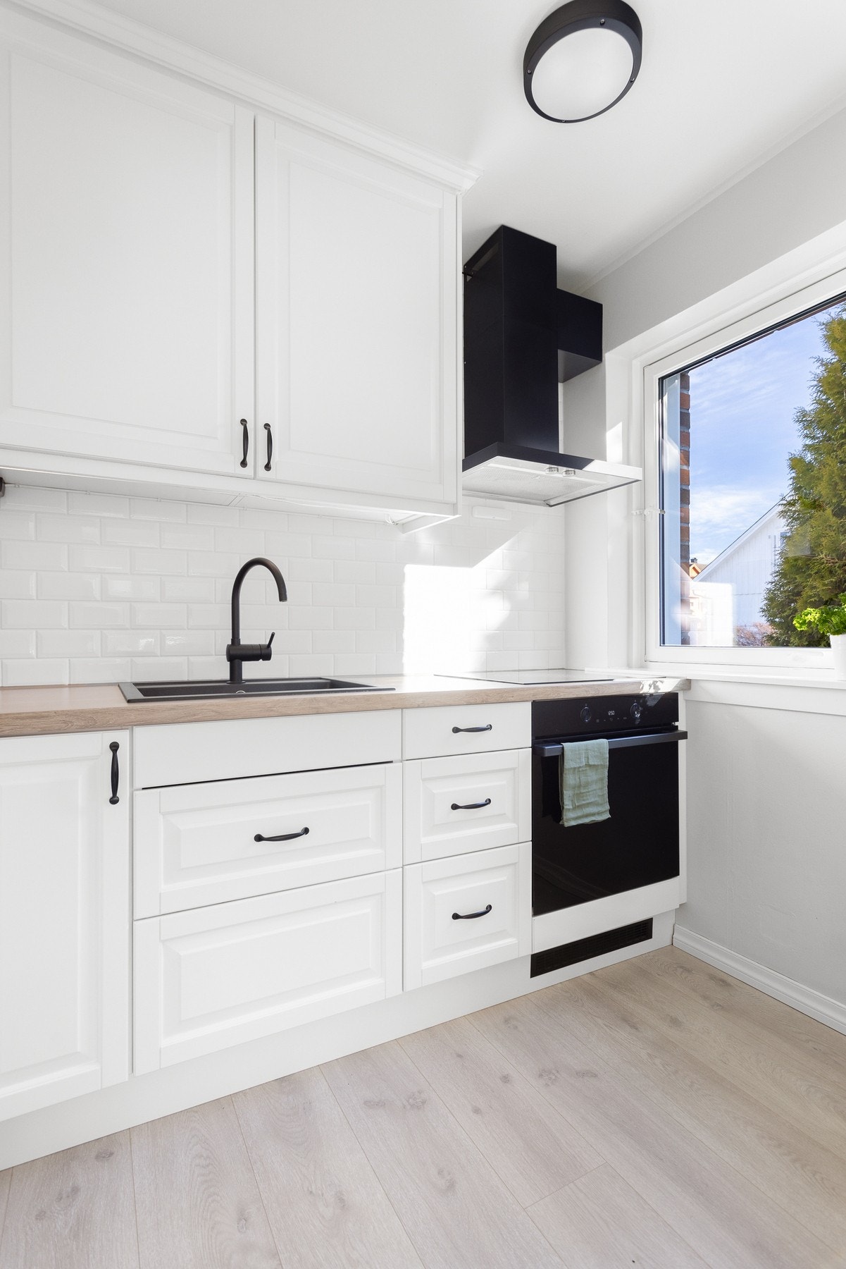 Det er flis på vegg over benkeplate og mekanisk avtrekksvifte over stekesonen. Galleribilde