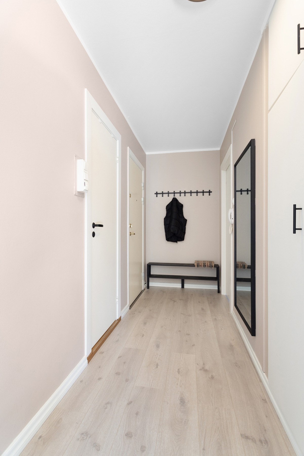 Entre/gang med plass til å henge fra seg yttertøy og sette fra seg sko. Galleribilde