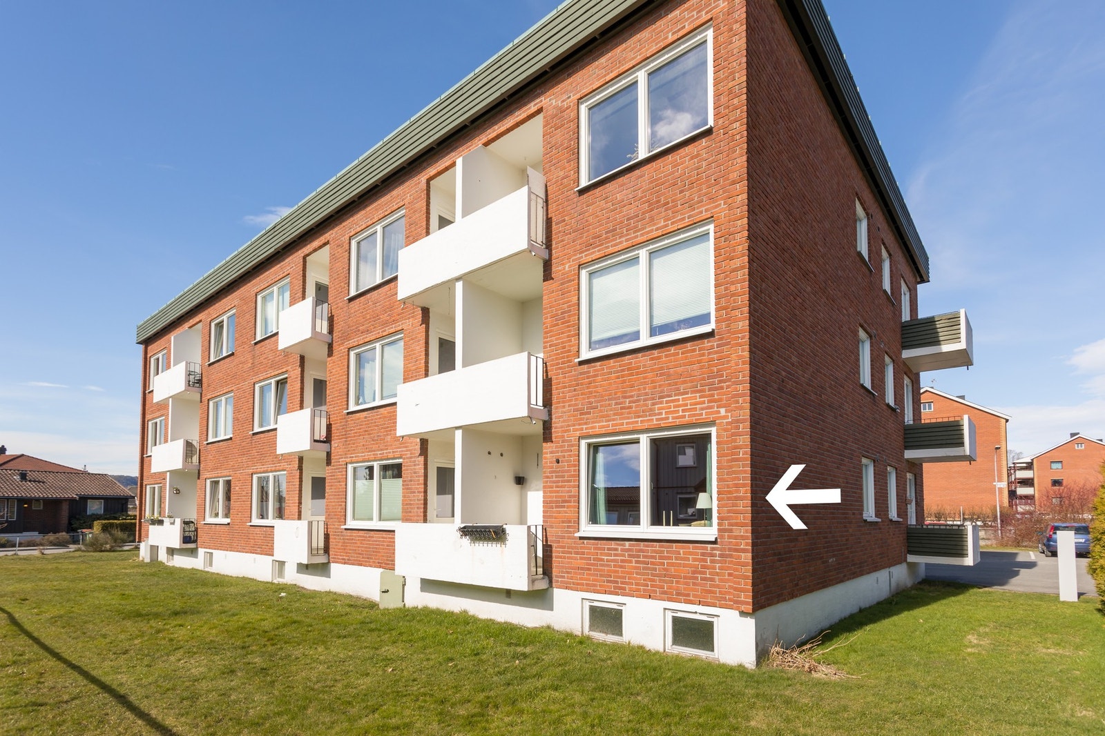 Hjørneleilighet i "høy" 1.etasje og egner seg godt for alle aldersgrupper og har enkel adkomst. Galleribilde