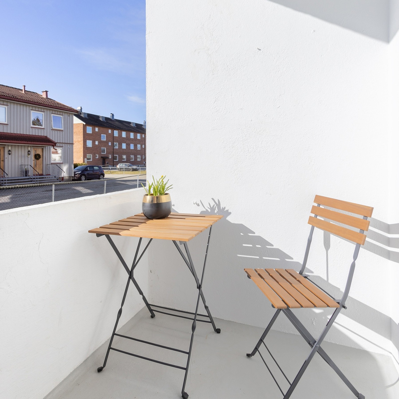 Utgang til sydvendt balkong med gode solforhold. Galleribilde