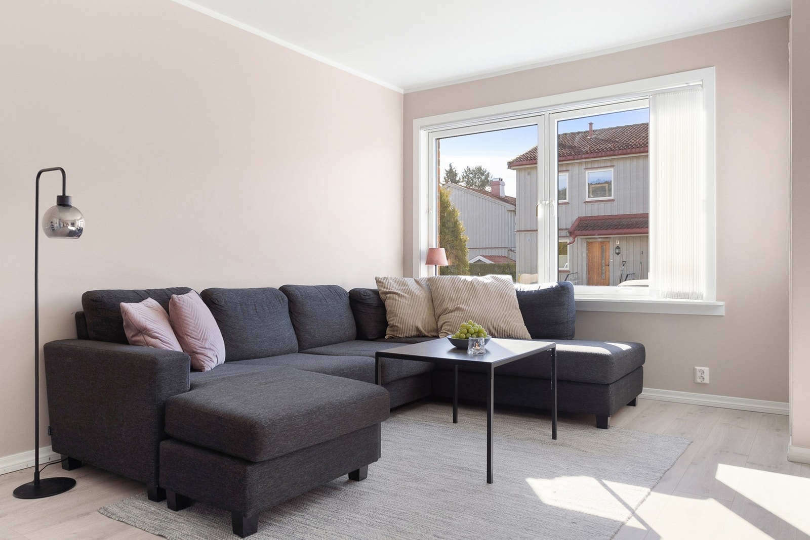 Stuen har plass til spisestue og sittegruppe. Fra vinduene slippes det inn rikelig med naturlig lys. Galleribilde