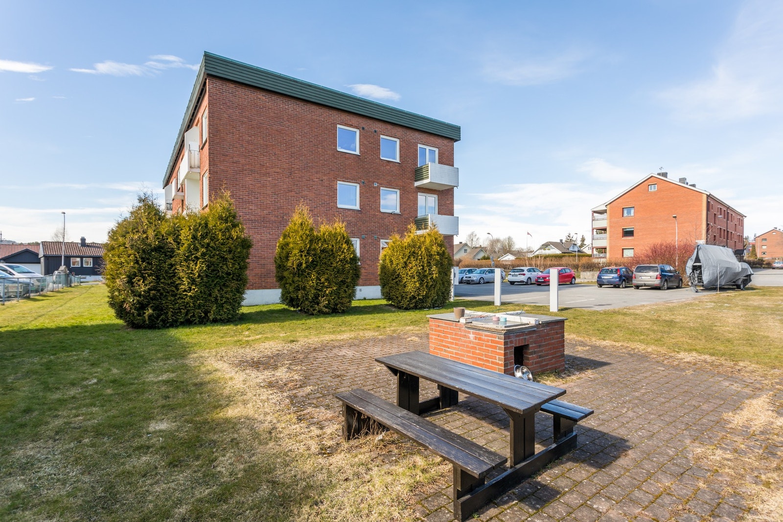 Attraktiv og sentral beliggenhet på Hovenga. Kort avstand til byens fasiliteter. Galleribilde